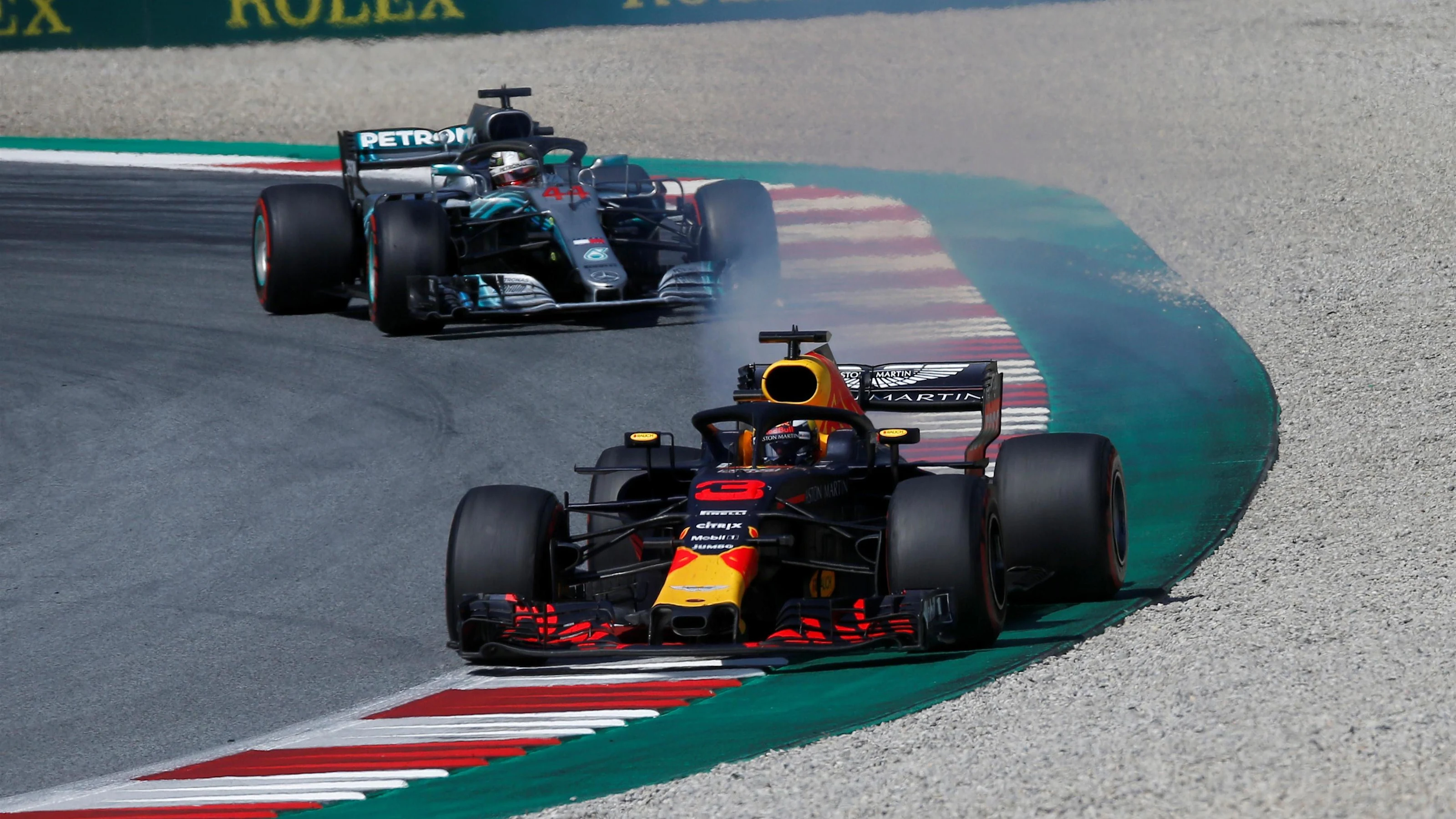 Daniel Ricciardo (AUS) Red Bull Racing RB14 with smoking engine leads Lewis Hamilton (GBR)