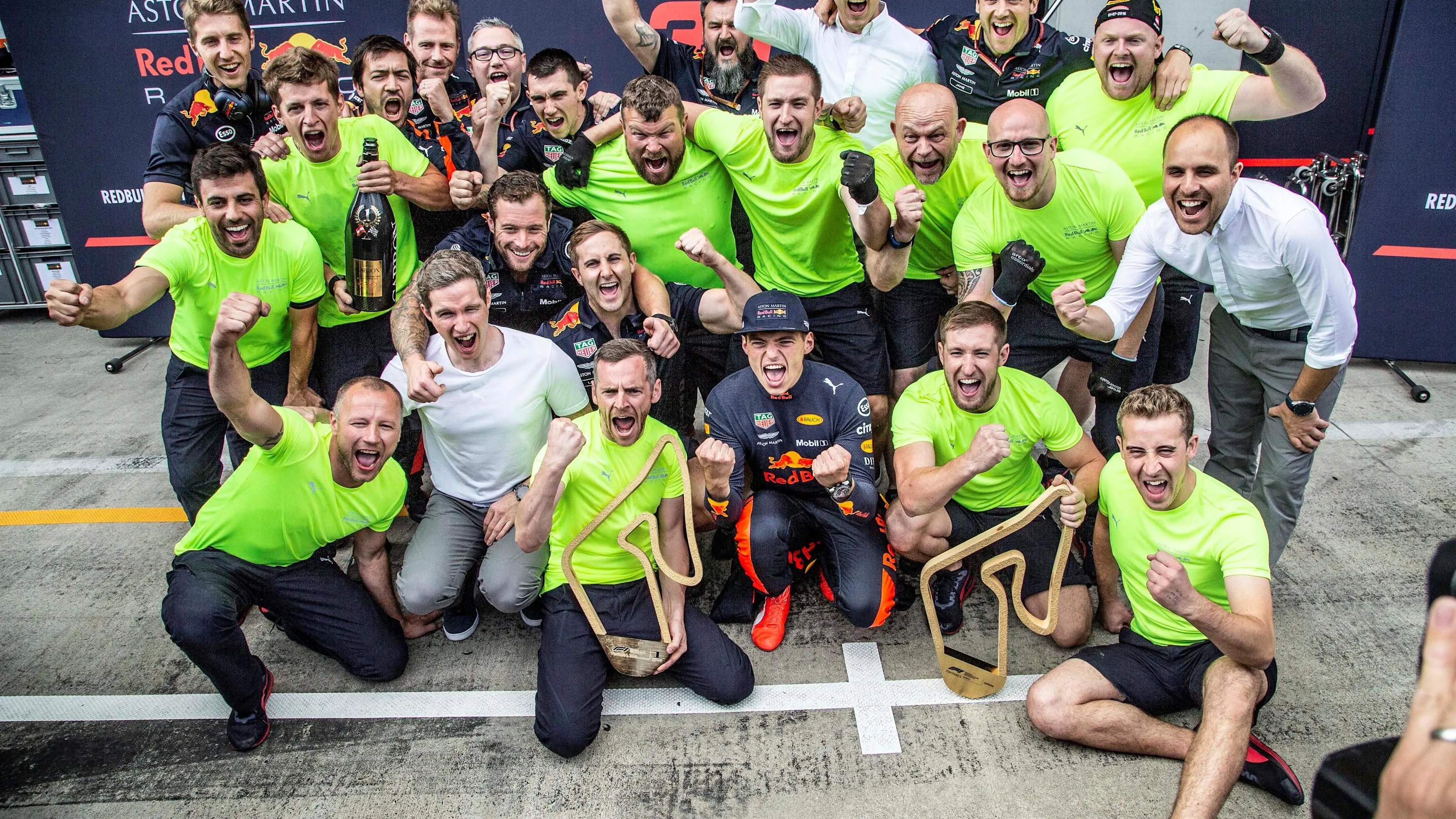 Race winner Max Verstappen (NED) Red Bull Racing celebrates with the team at Formula One World