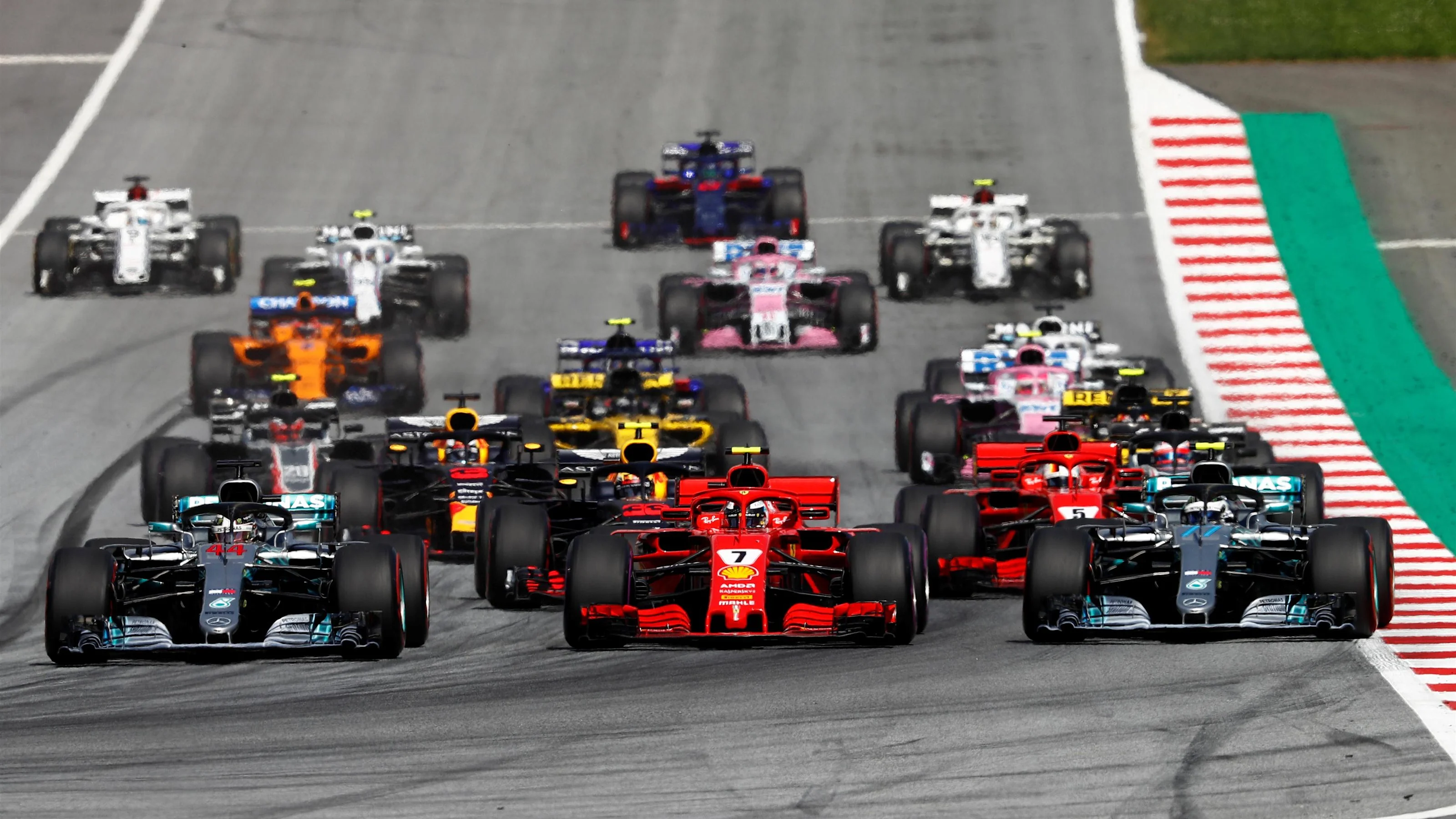 Lewis Hamilton (GBR) Mercedes-AMG F1 W09 EQ Power+, Kimi Raikkonen (FIN) Ferrari SF-71H and