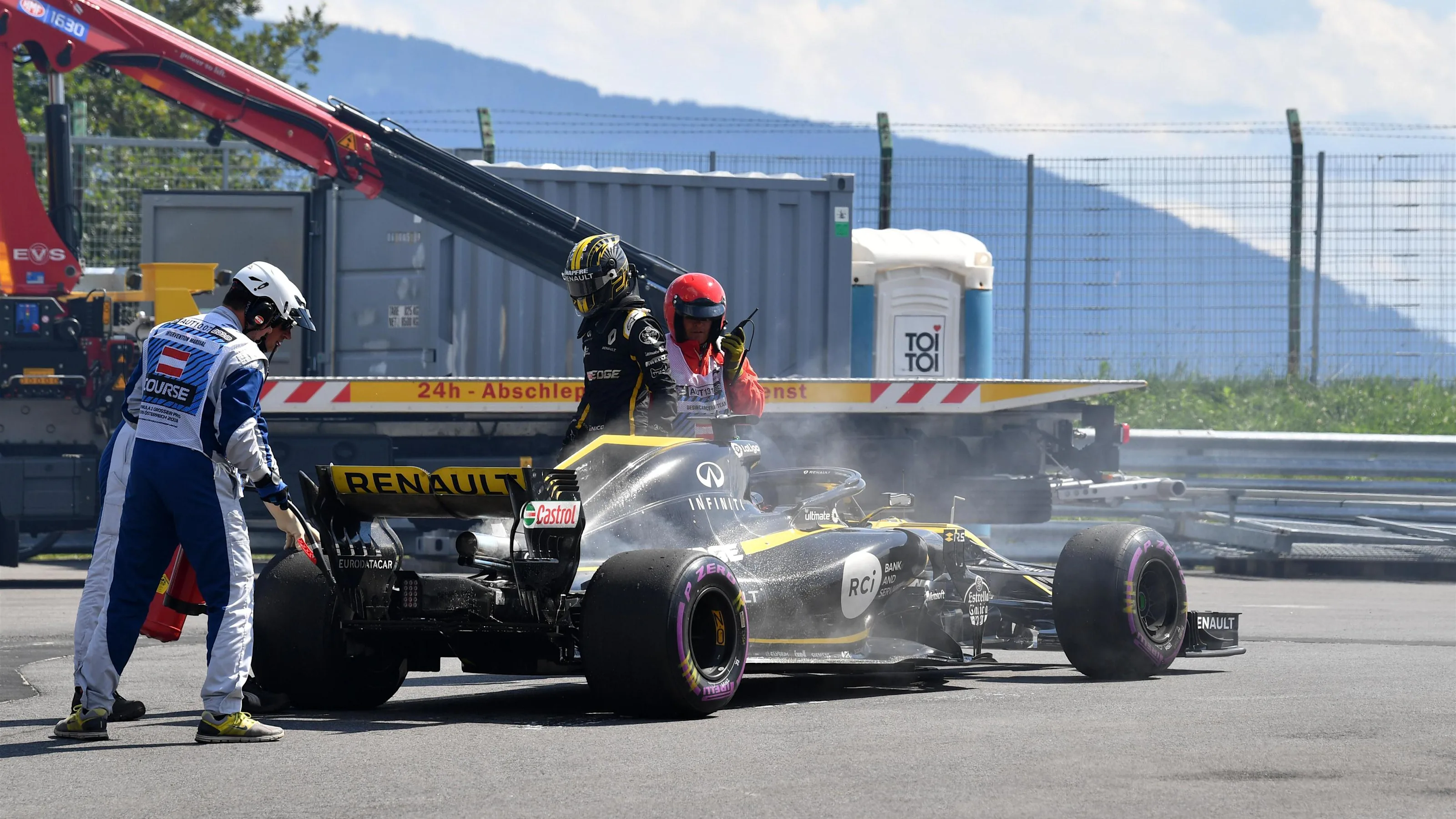 Race retiree Nico Hulkenberg (GER) Renault Sport F1 Team RS18 at Formula One World Championship,