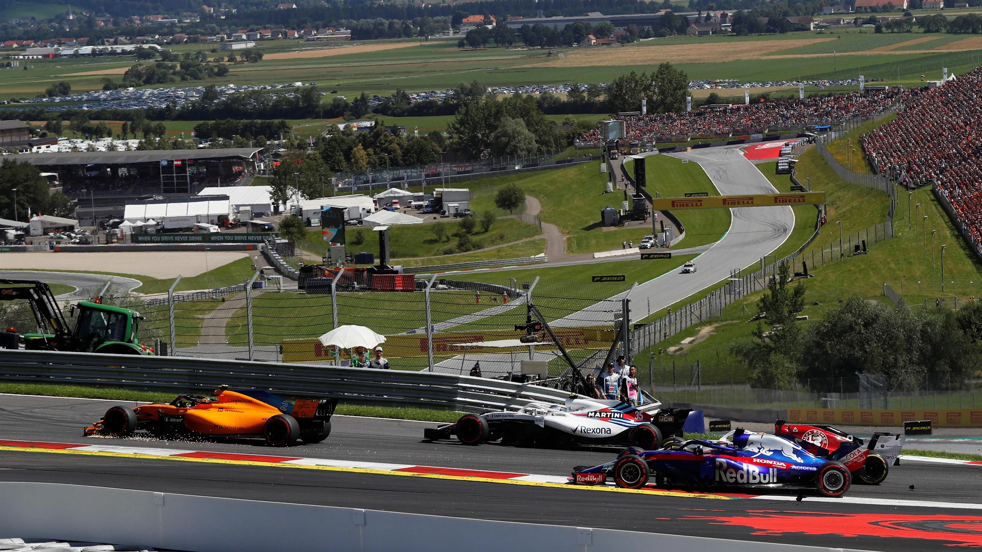 Stoffel Vandoorne (BEL) McLaren MCL33 with broken front wing on lap one at Formula One World