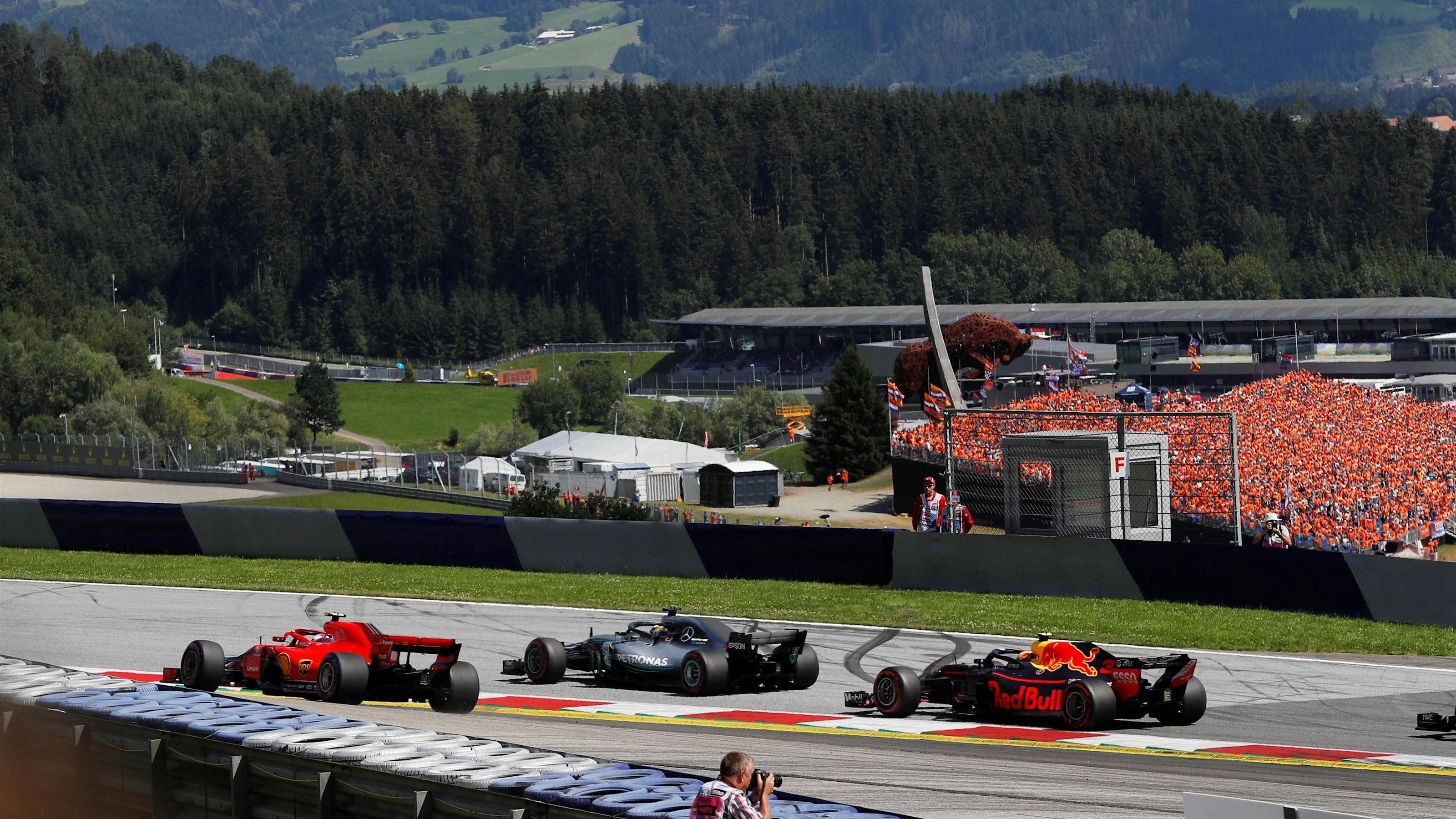 Lewis Hamilton (GBR) Mercedes-AMG F1 and Kimi Raikkonen (FIN) Ferrari SF-71H battle on lap one at