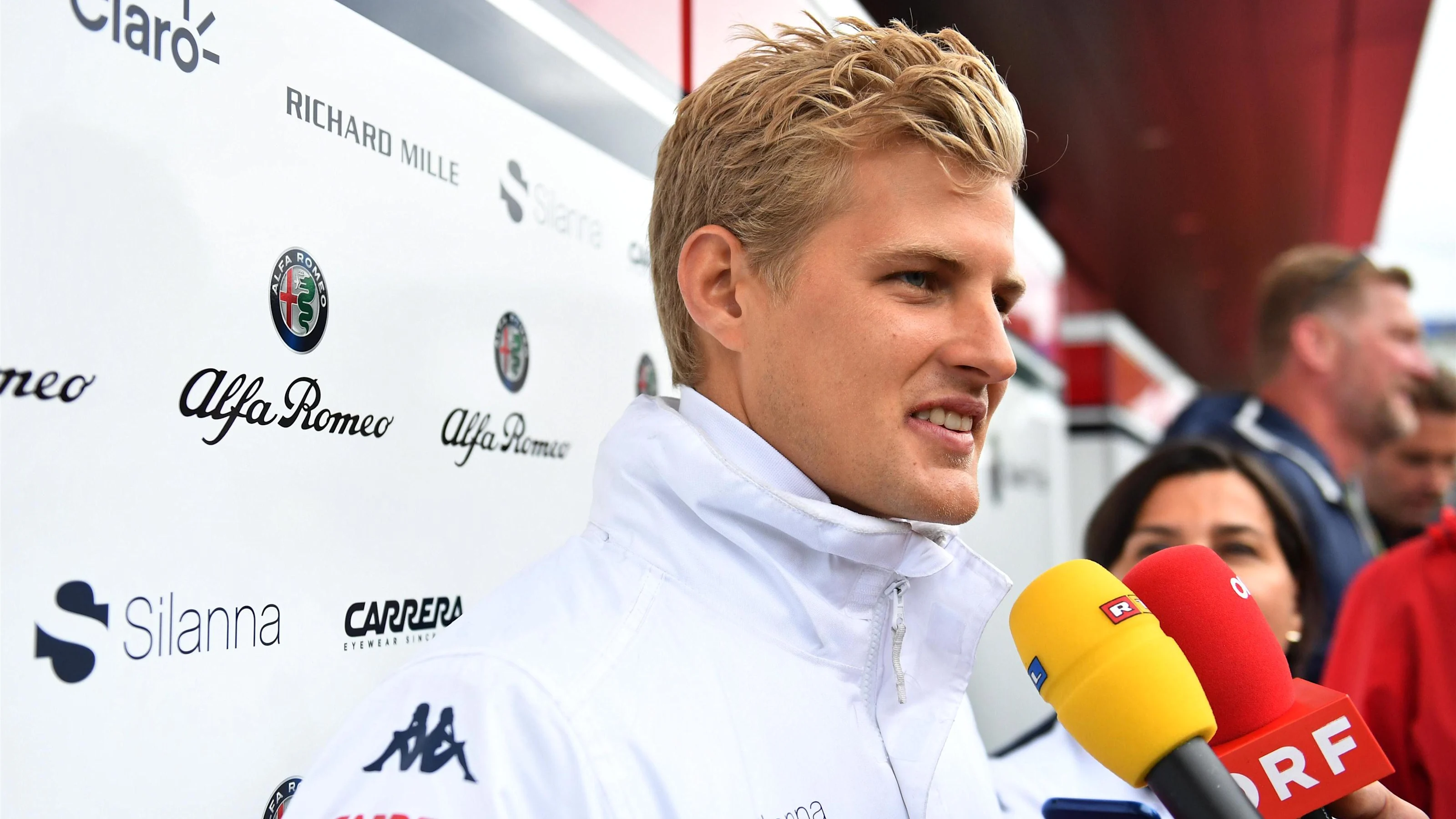 Marcus Ericsson (SWE) Alfa Romeo Sauber F1 Team talks with the media at Formula One World