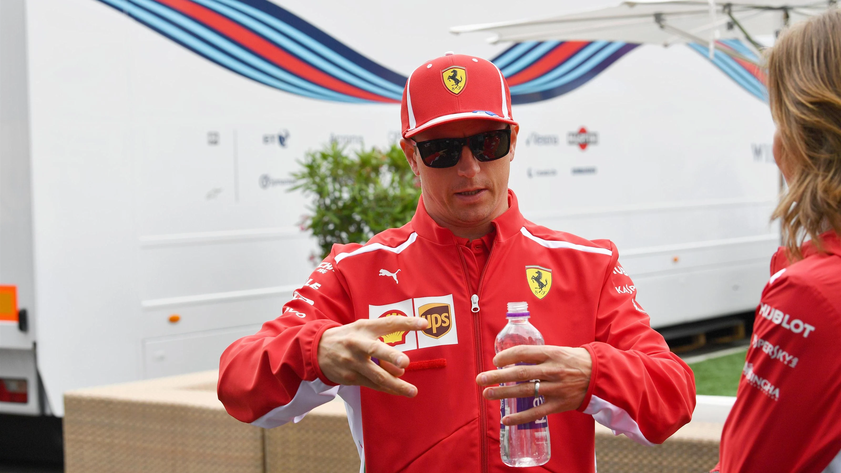 Kimi Raikkonen (FIN) Ferrari Daniel Ricciardo (AUS) Red Bull Racing at Formula One World