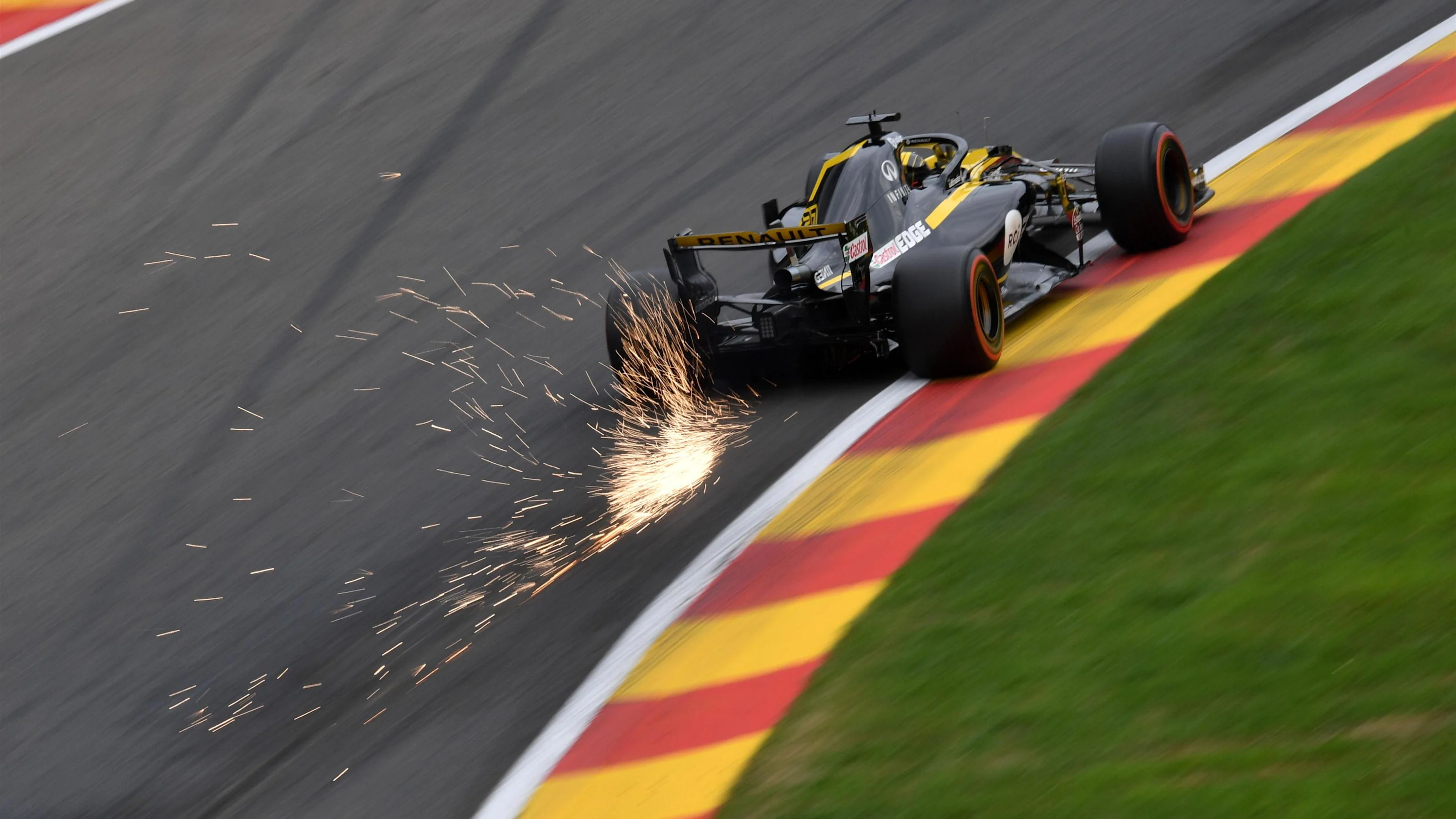 Nico Hulkenberg, Renault Sport F1 Team R.S. 18 sparks at Formula One World Championship, Rd13,