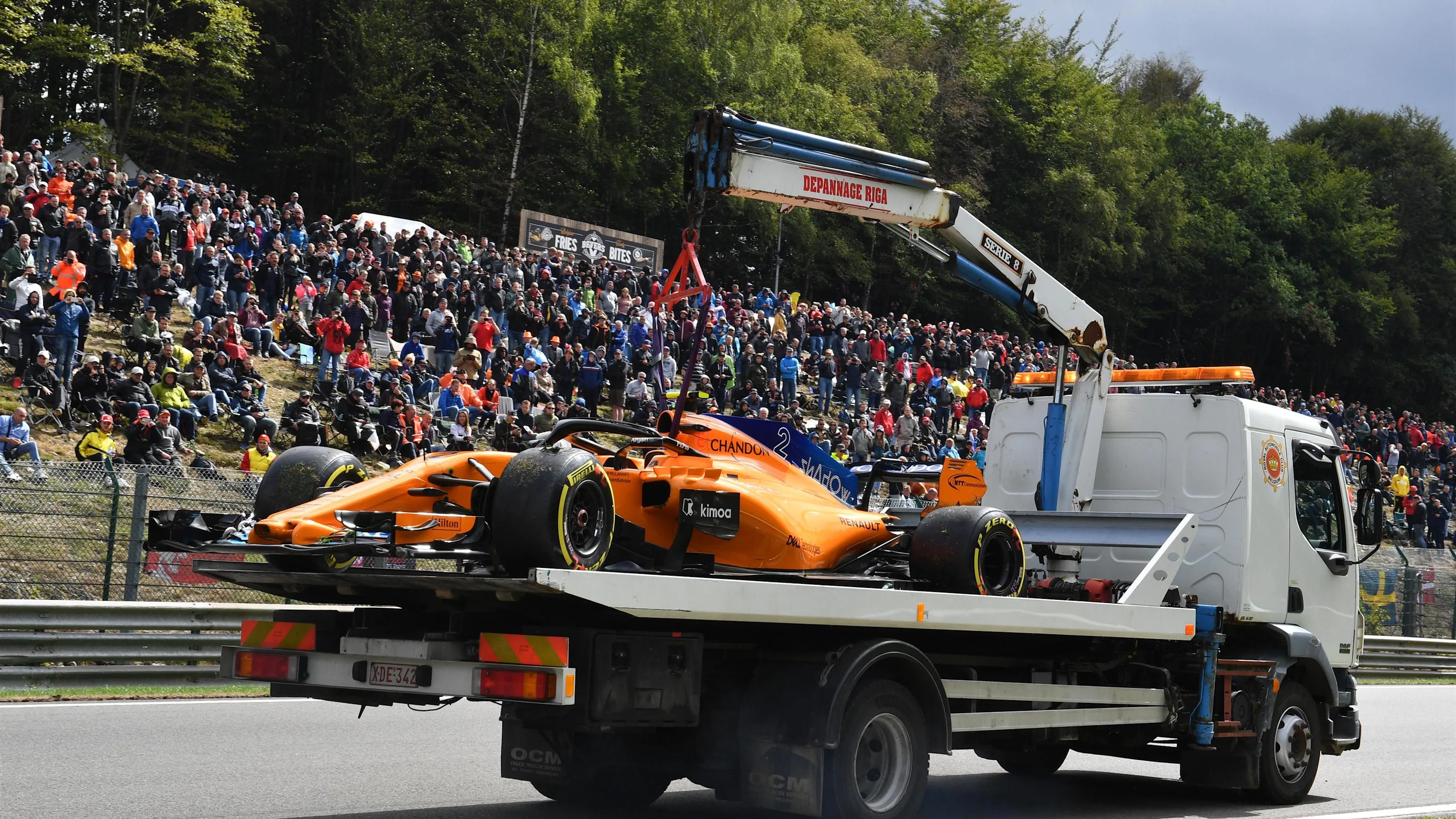 The car of Stoffel Vandoorne, McLaren MCL33 is recovered in FP3 at Formula One World Championship,
