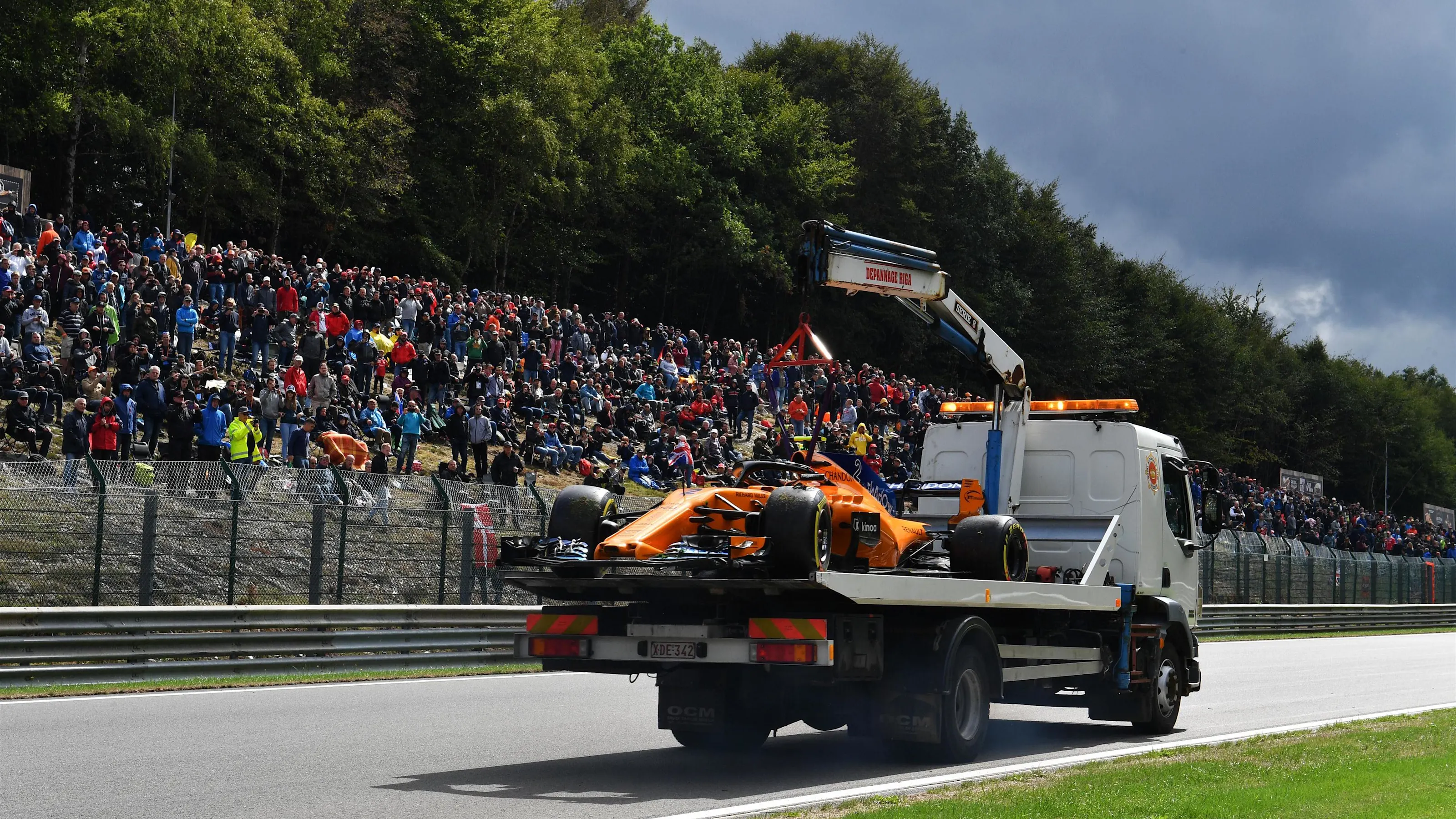 The crashed car of Stoffel Vandoorne, McLaren MCL33 is recovered in FP3 at Formula One World