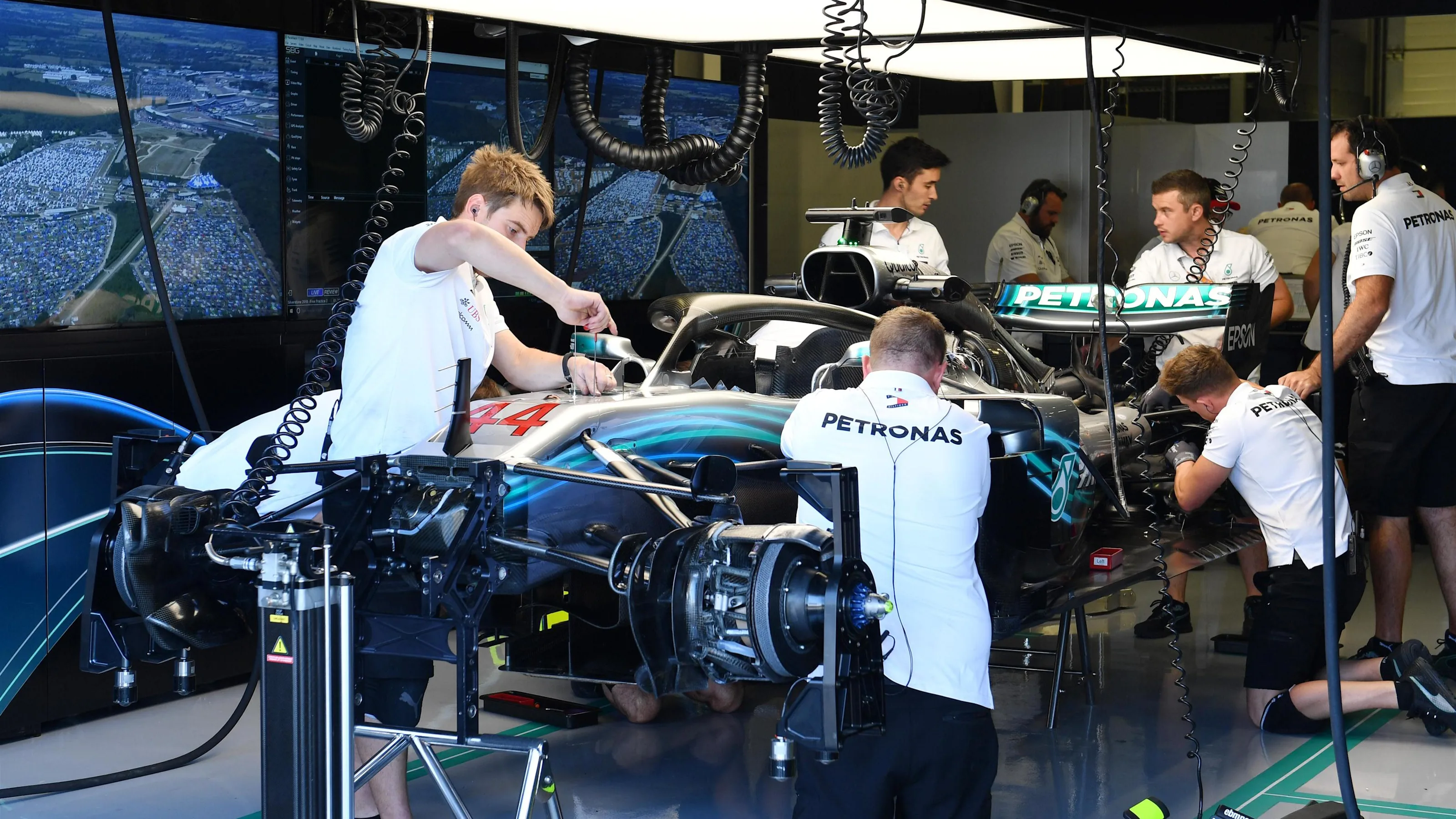 Mercedes AMG F1 mechanics work on the car of Lewis Hamilton (GBR) Mercedes-AMG F1 W09 EQ Power+ in