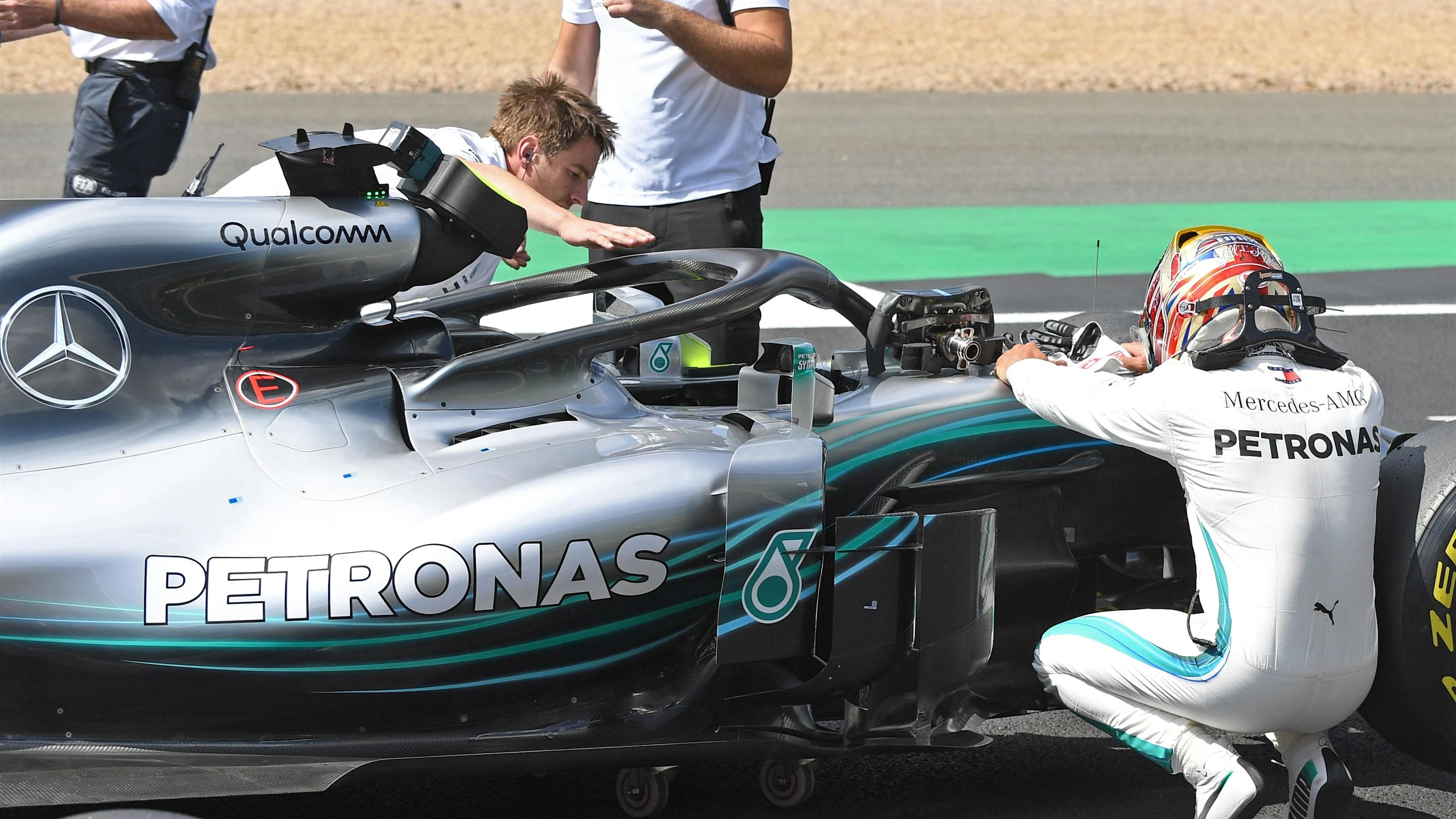 Pole sitter Lewis Hamilton (GBR) Mercedes-AMG F1 W09 EQ Power+ celebrates in parc ferme at Formula