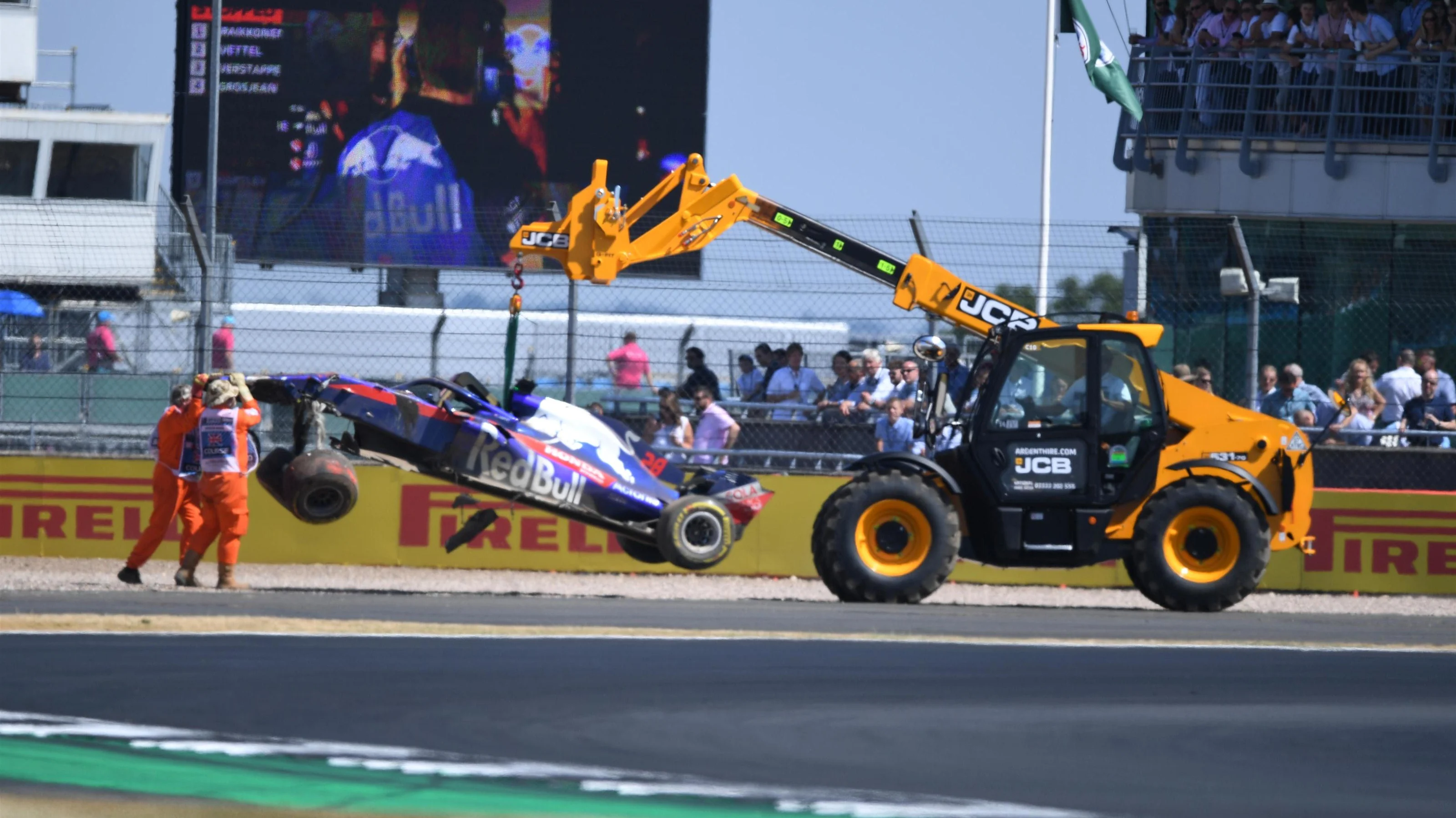 The crashed car of Brendon Hartley (NZL) Scuderia Toro Rosso STR13 is recovered in FP3 at Formula