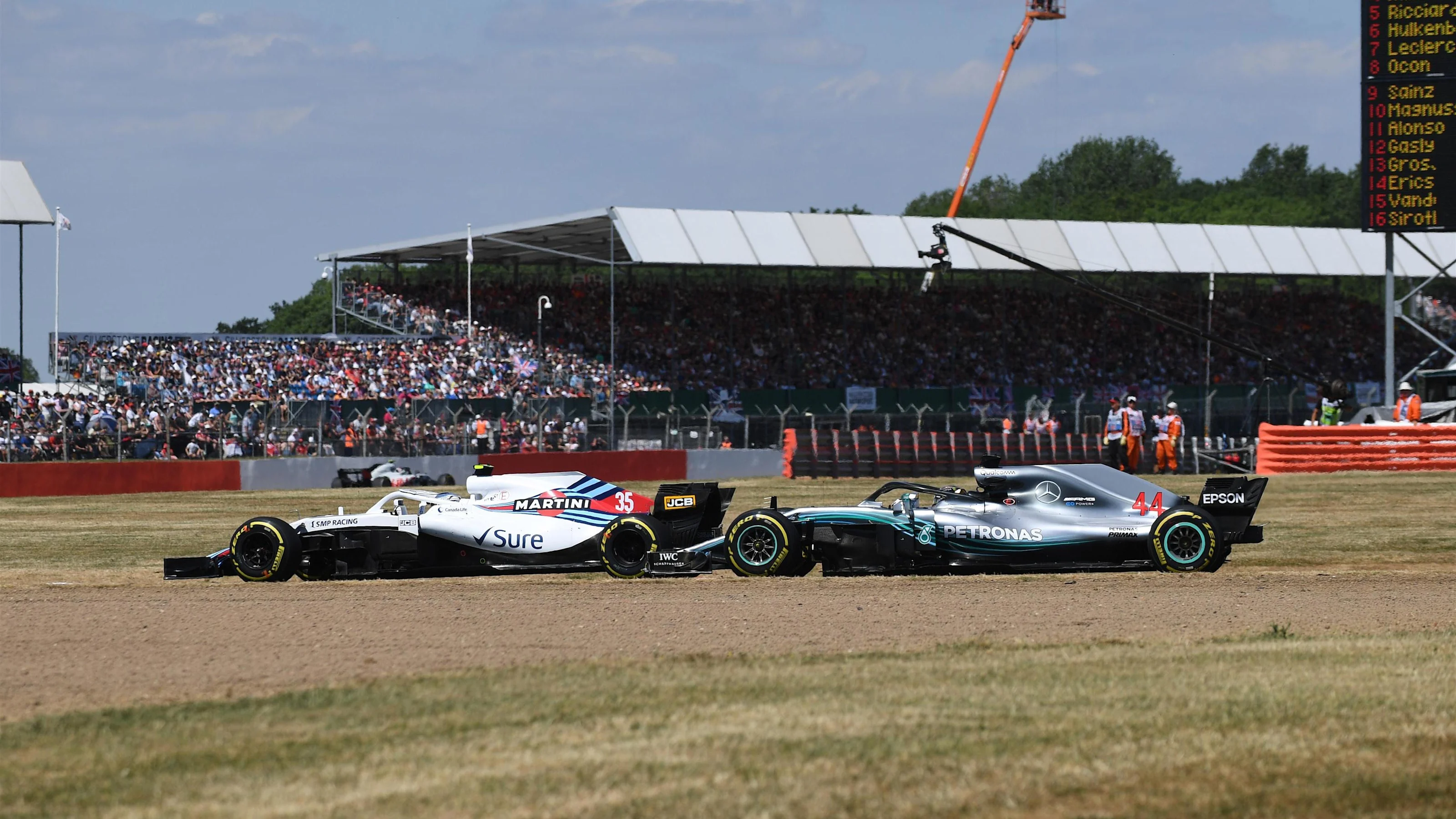 Sergey Sirotkin (RUS) Williams FW41 and Lewis Hamilton (GBR) Mercedes-AMG F1 W09 EQ Power+ at