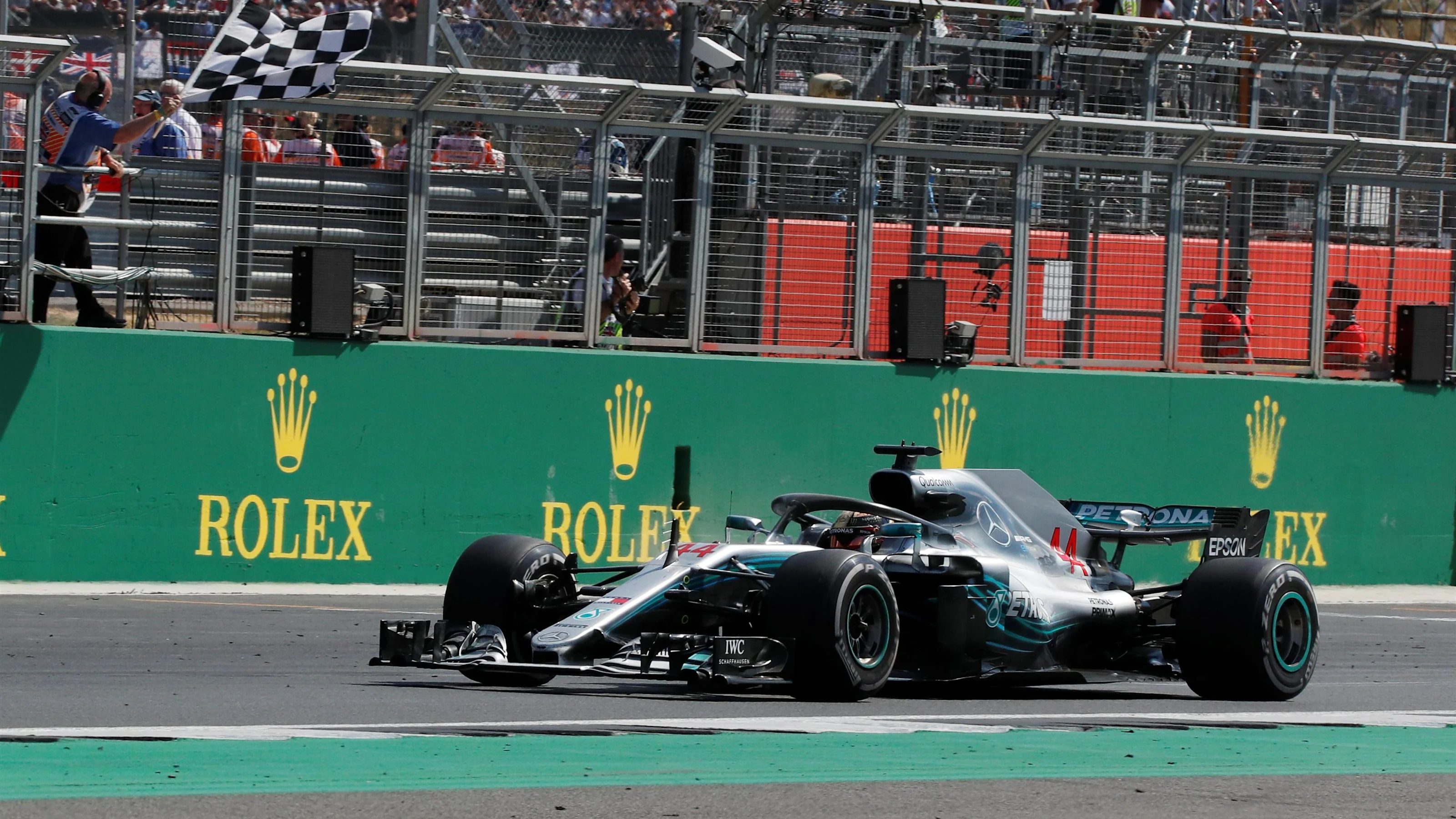Lewis Hamilton (GBR) Mercedes-AMG F1 W09 EQ Power+ takes the chequered flag at Formula One World