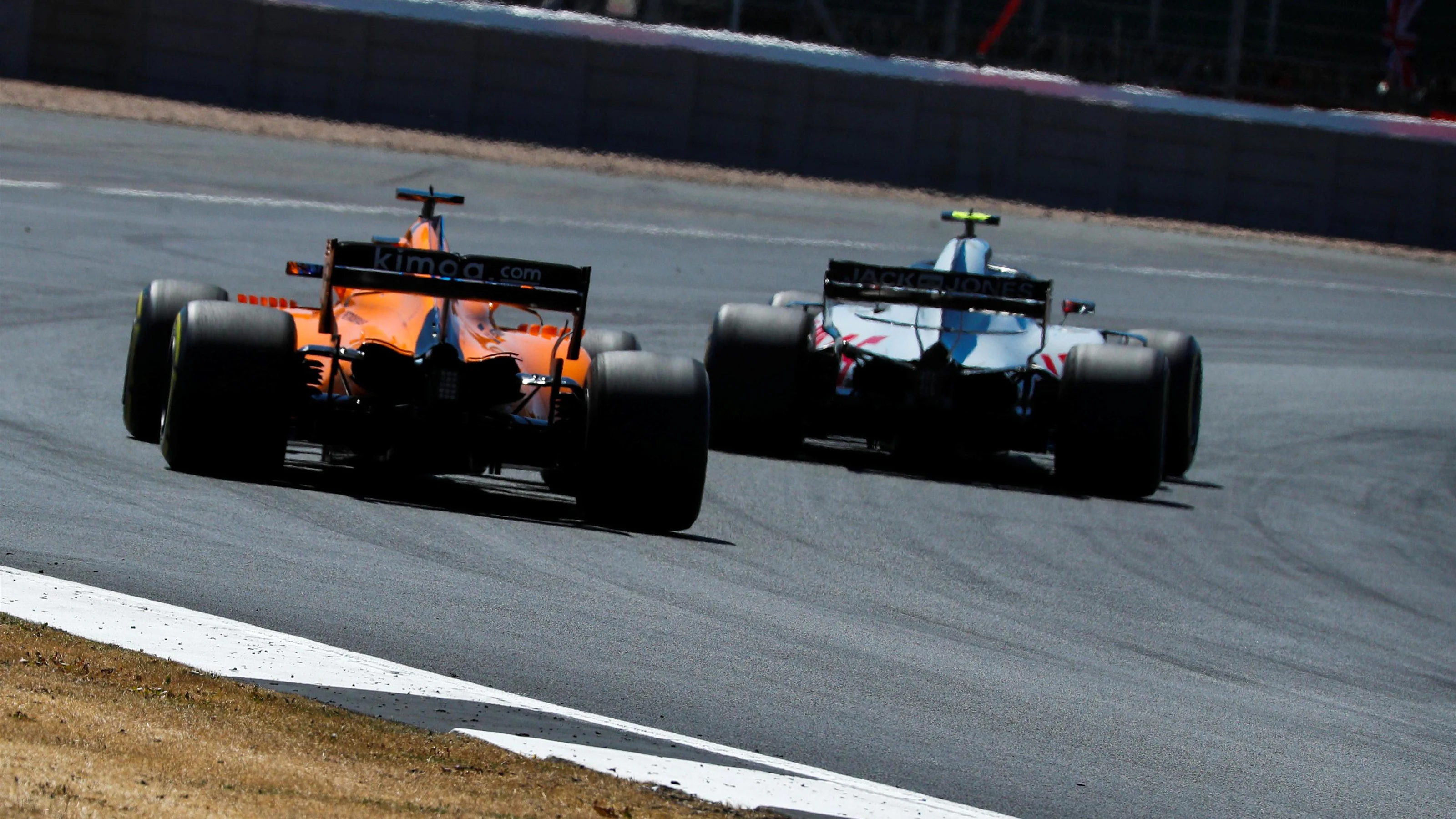 Fernando Alonso (ESP) McLaren MCL33 and Kevin Magnussen (DEN) Haas VF-18 battle at Formula One