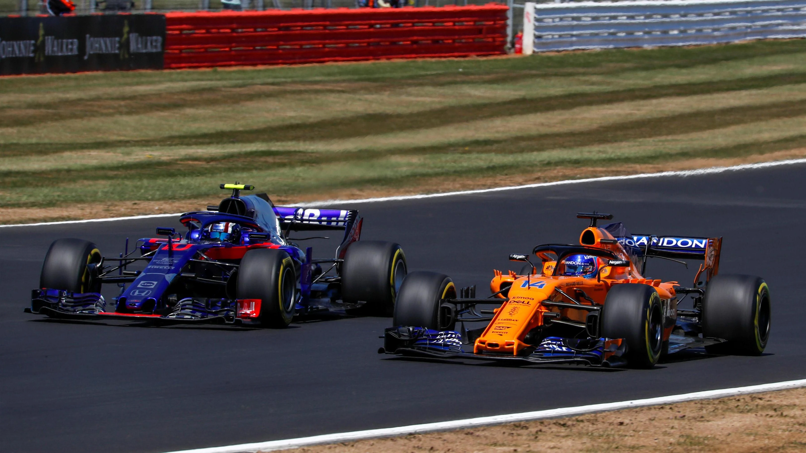 Pierre Gasly (FRA) Scuderia Toro Rosso STR13 and Fernando Alonso (ESP) McLaren MCL33 battle at