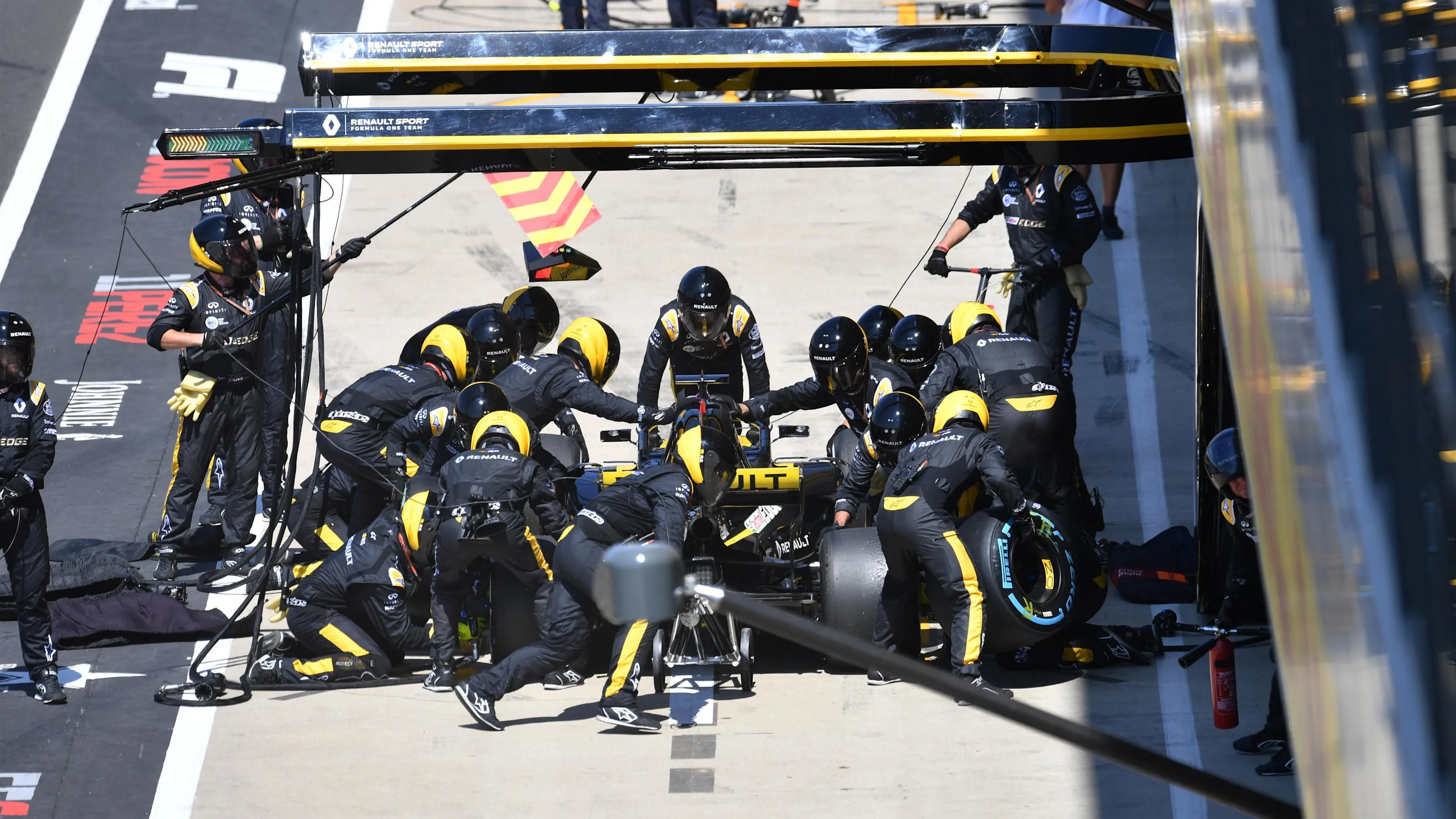 Nico Hulkenberg (GER) Renault Sport F1 Team RS18 pit stop at Formula One World Championship, Rd10,