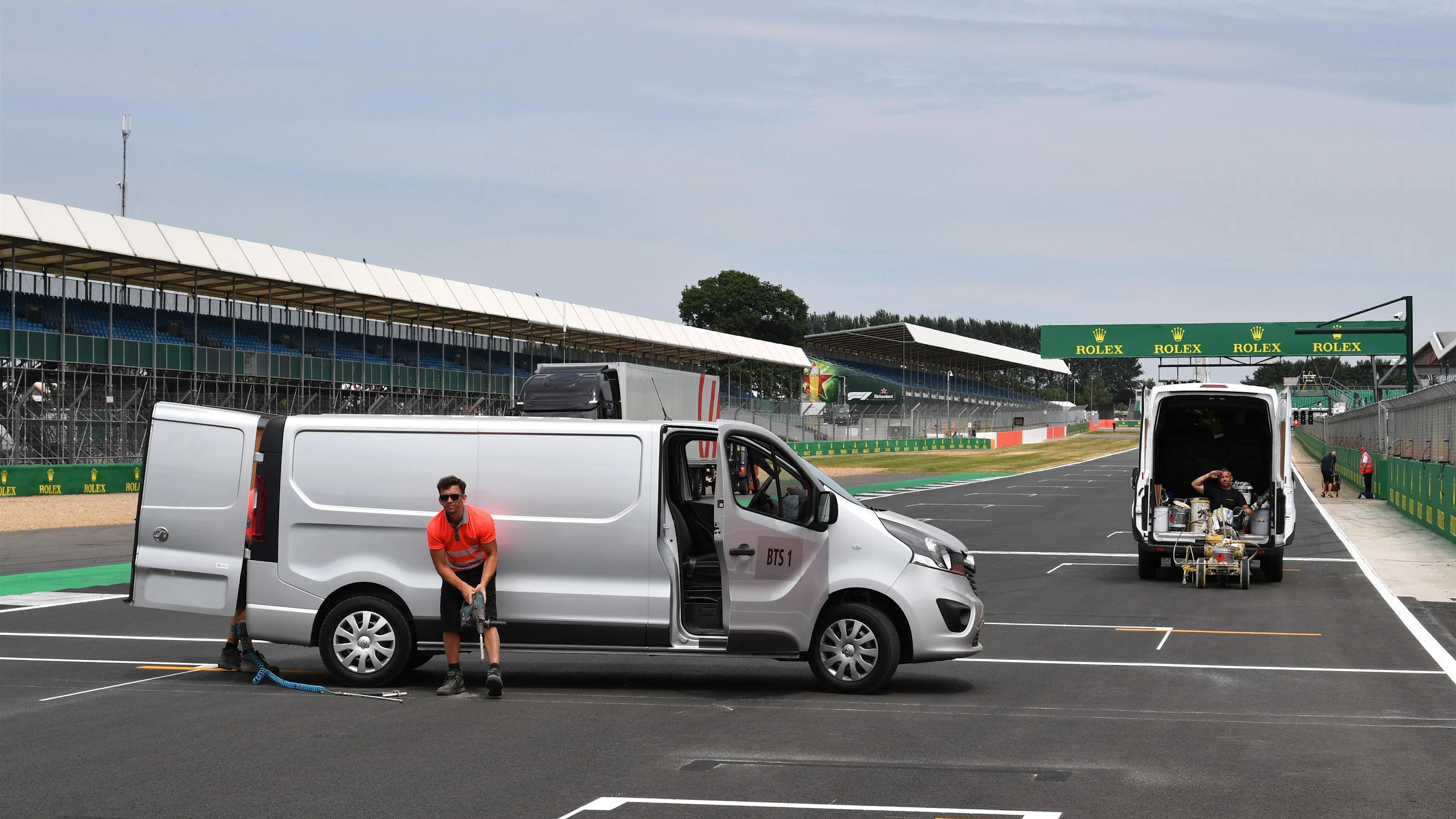 Track workers at Formula One World Championship, Rd10, British Grand Prix, Preparations,