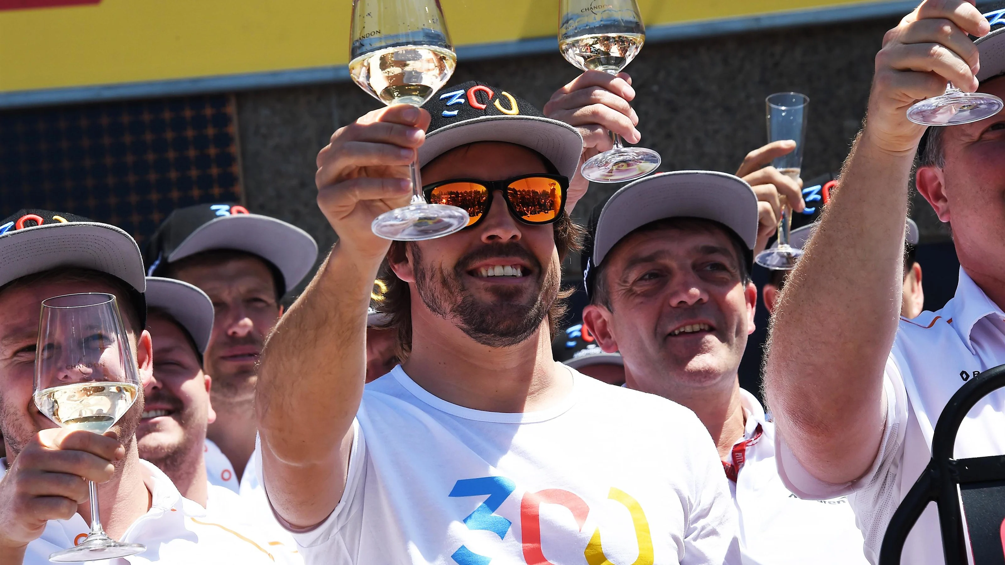 Fernando Alonso (ESP) McLaren celebrates his 300th GP with the team at Formula One World