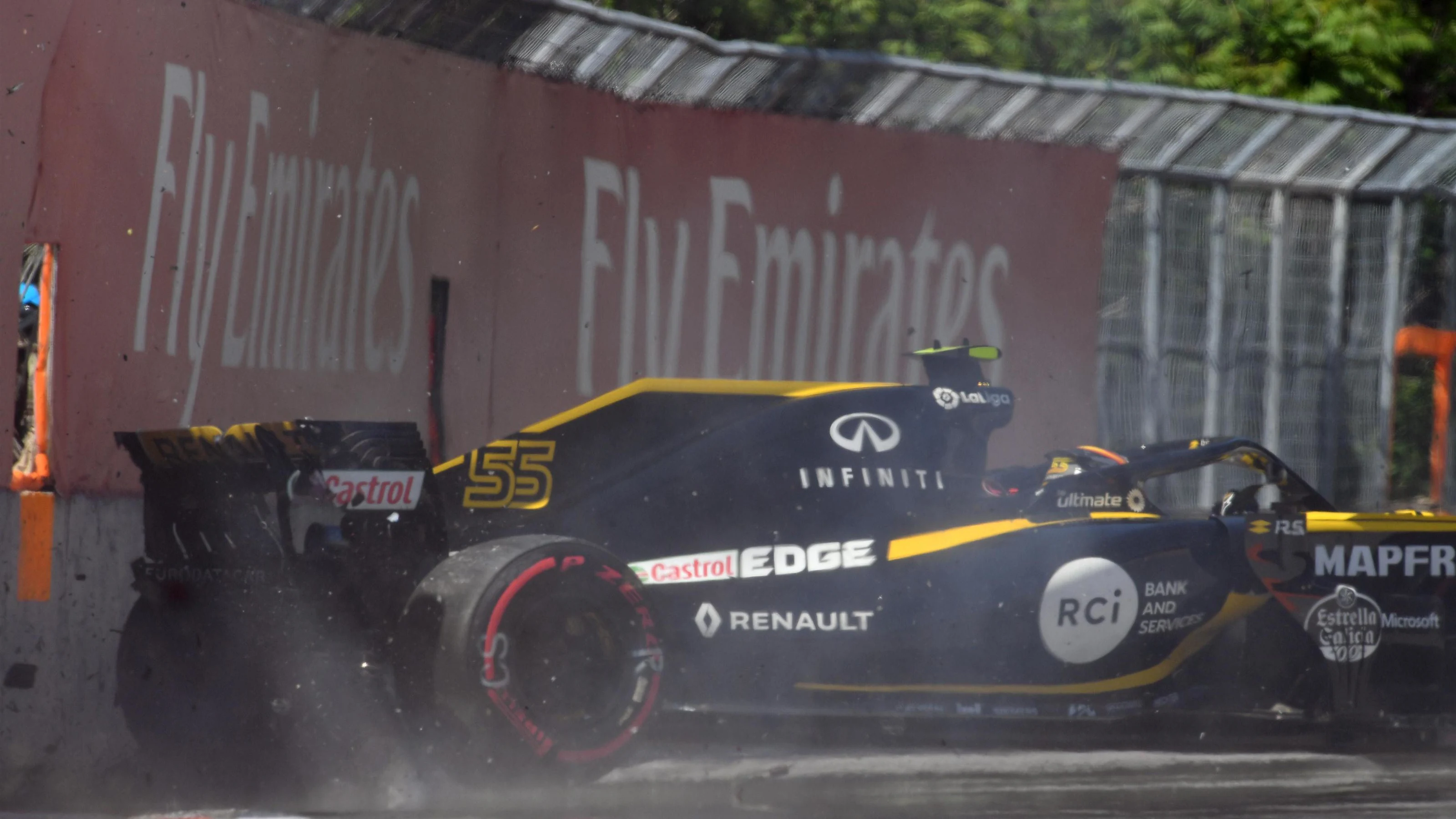 Carlos Sainz jr (ESP) Renault Sport F1 Team RS18 hits the wall in FP2 at Formula One World
