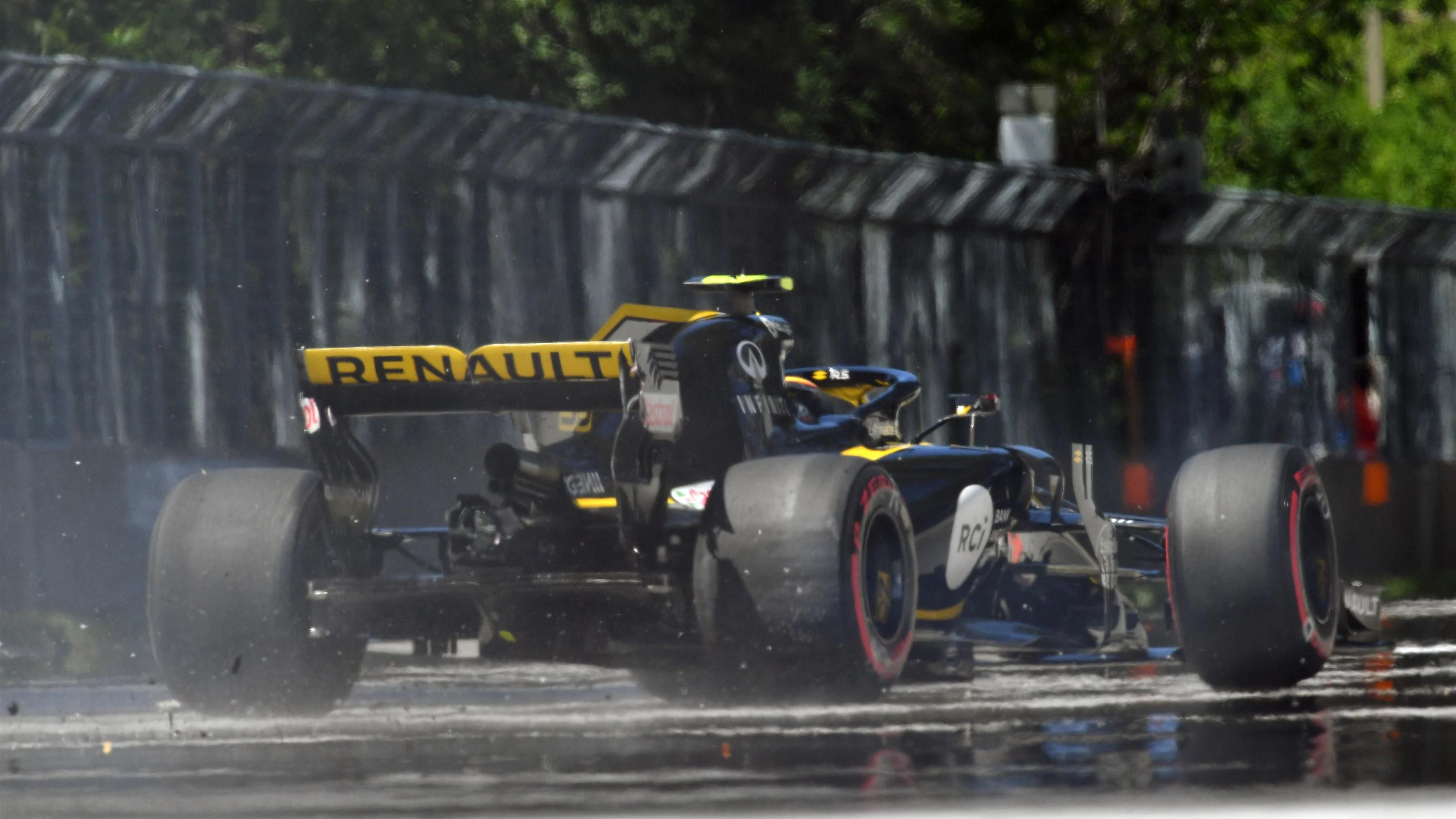Carlos Sainz jr (ESP) Renault Sport F1 Team RS18 hits the wall in FP2 at Formula One World