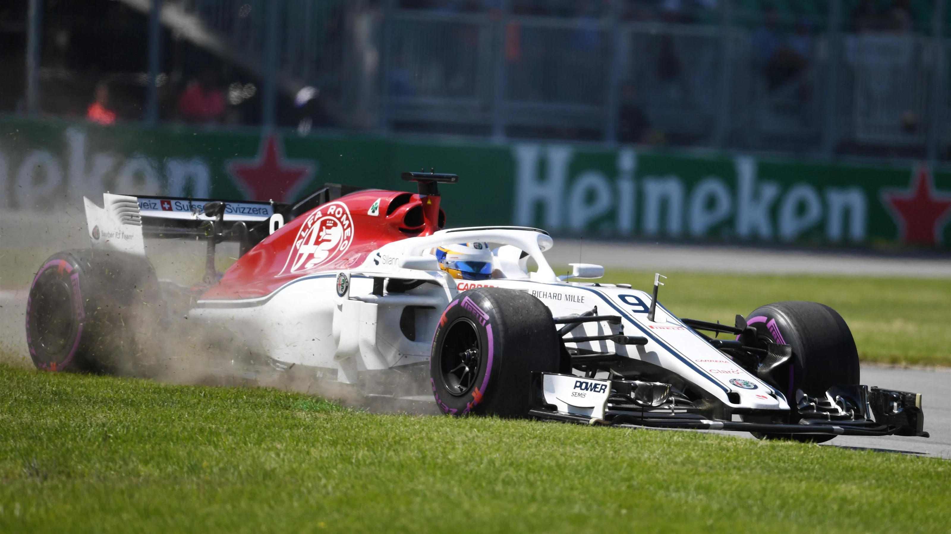Marcus Ericsson (SWE) Alfa Romeo Sauber C37 runs wide across the grass at Formula One World