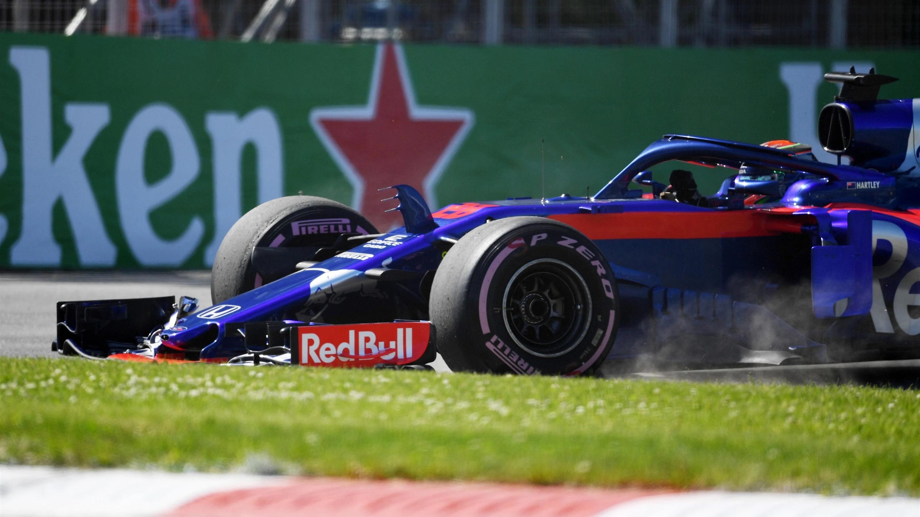 Brendon Hartley (NZL) Scuderia Toro Rosso STR13 runs wide across the grass at Formula One World