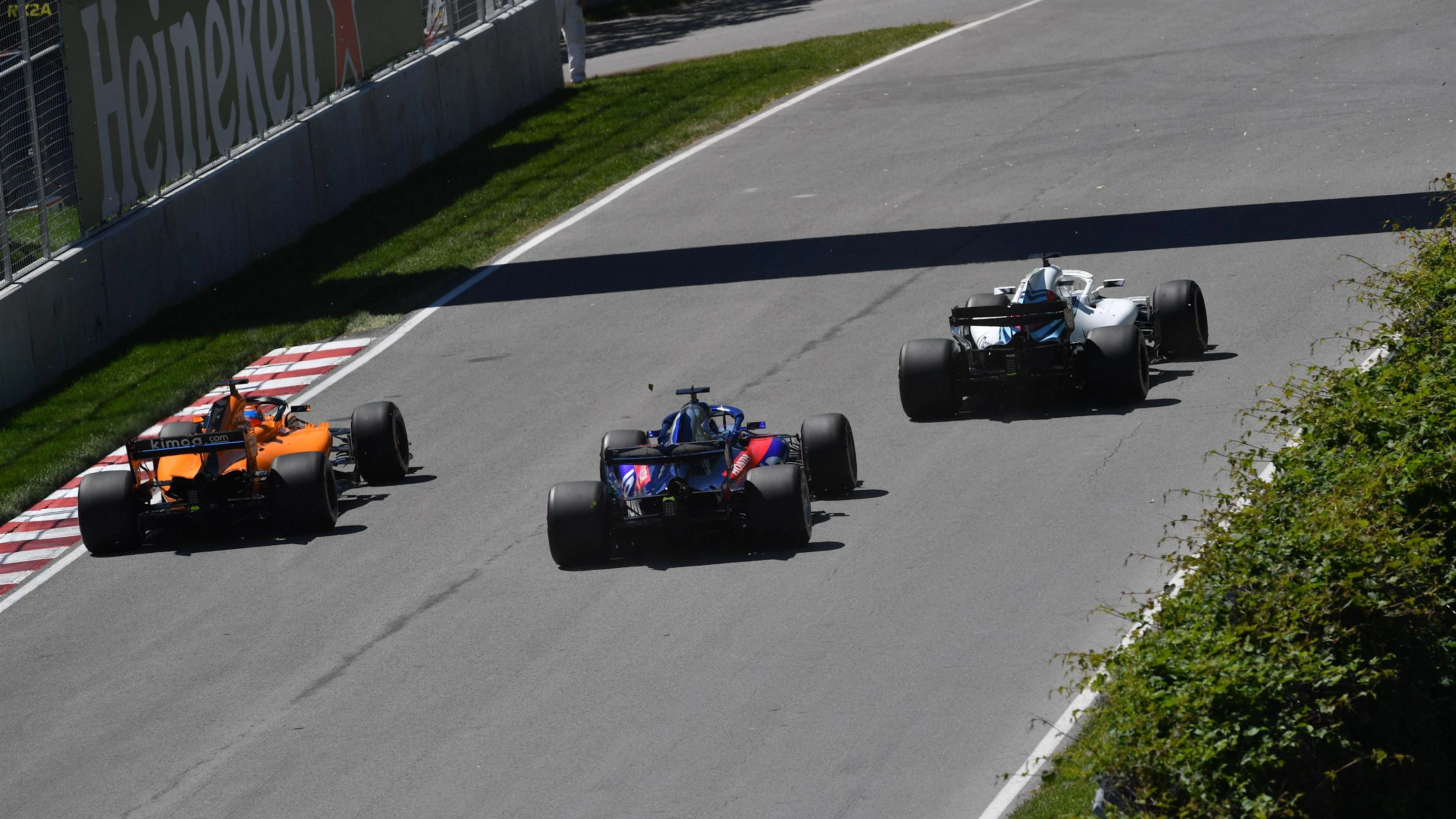 Fernando Alonso (ESP) McLaren MCL33, Brendon Hartley (NZL) Scuderia Toro Rosso STR13 and Lance