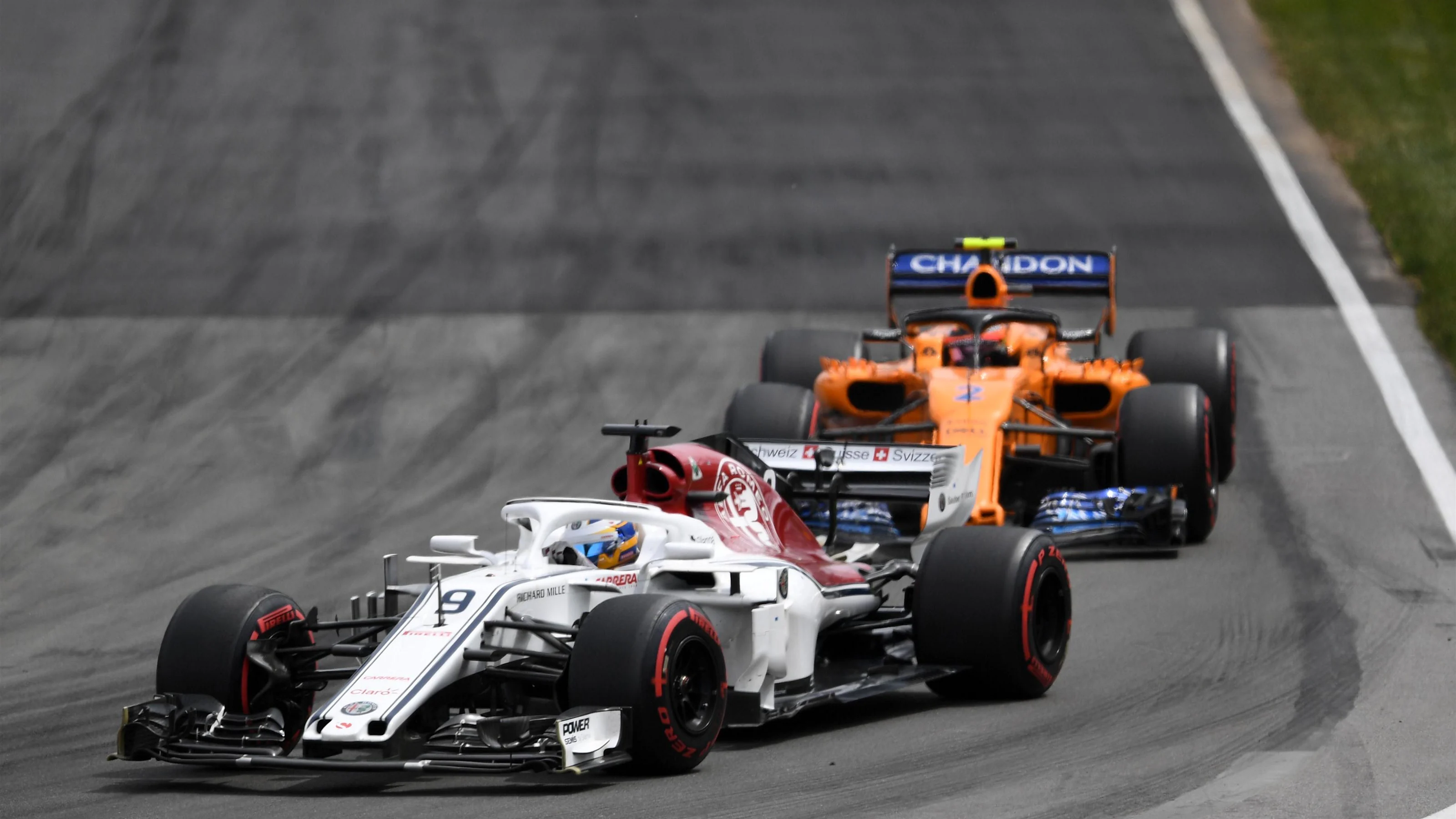Marcus Ericsson (SWE) Alfa Romeo Sauber C37 leads Stoffel Vandoorne (BEL) McLaren MCL33 at Formula