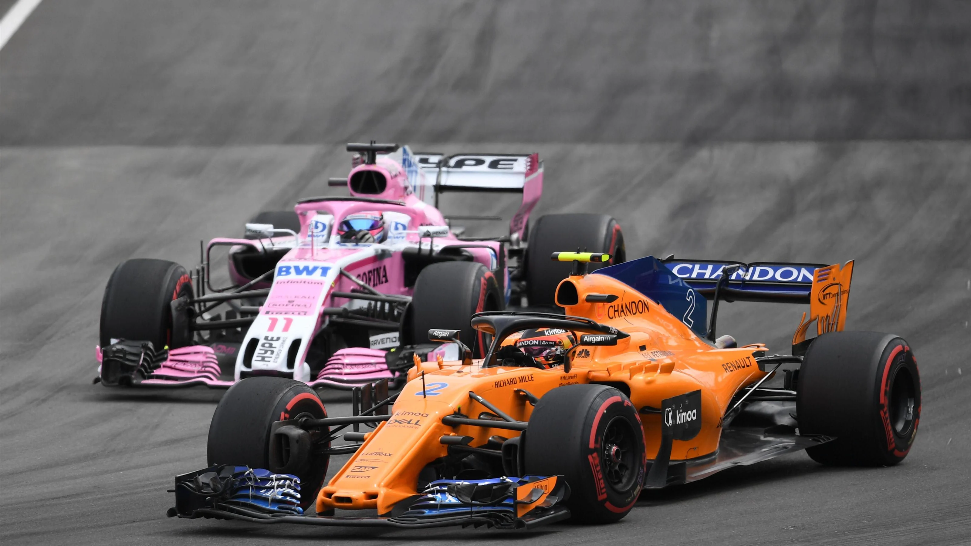 Stoffel Vandoorne (BEL) McLaren MCL33 and Sergio Perez (MEX) Force India VJM11 at Formula One World