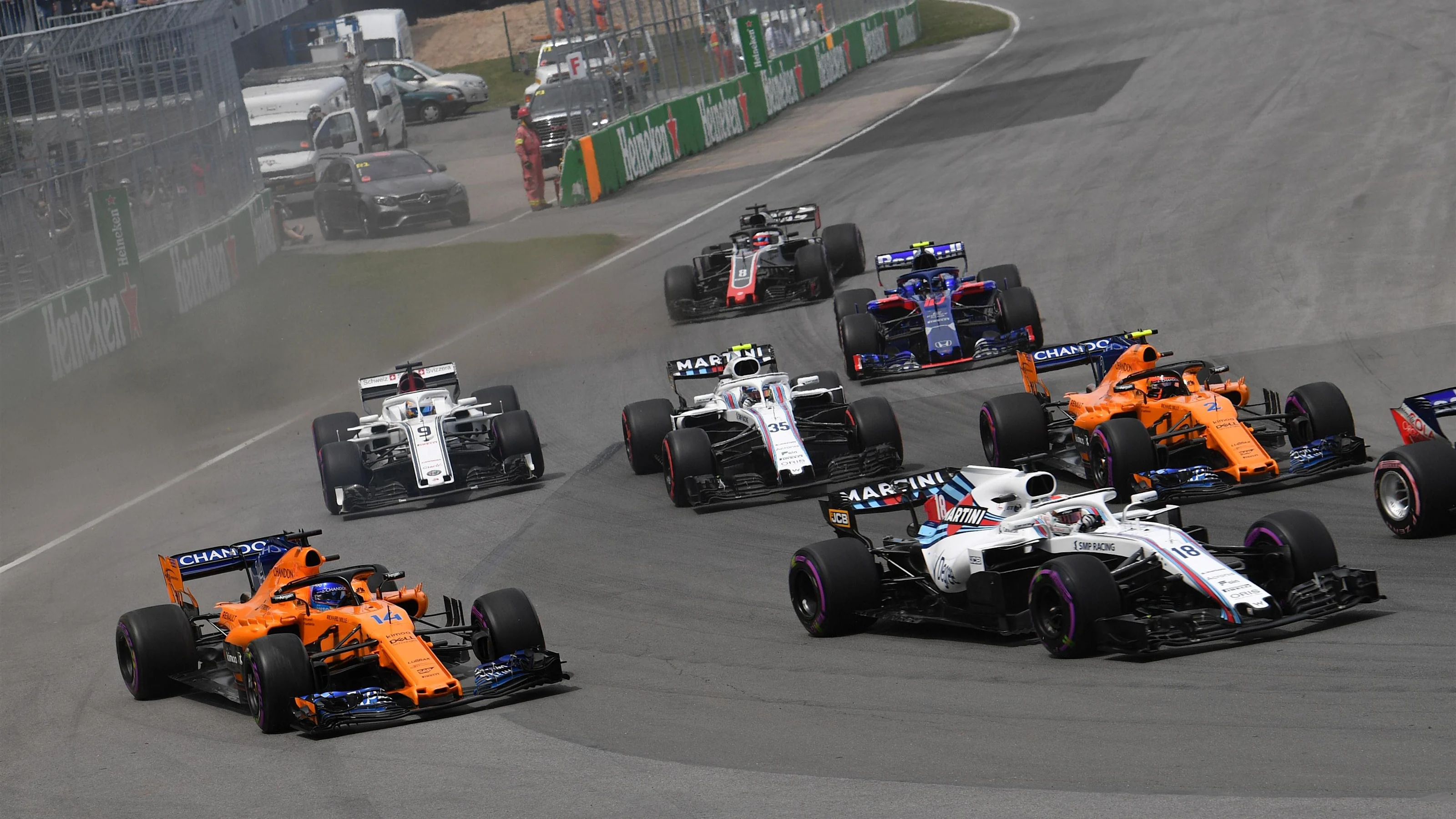 Fernando Alonso (ESP) McLaren MCL33 and Lance Stroll (CDN) Williams FW41 at the start of the race