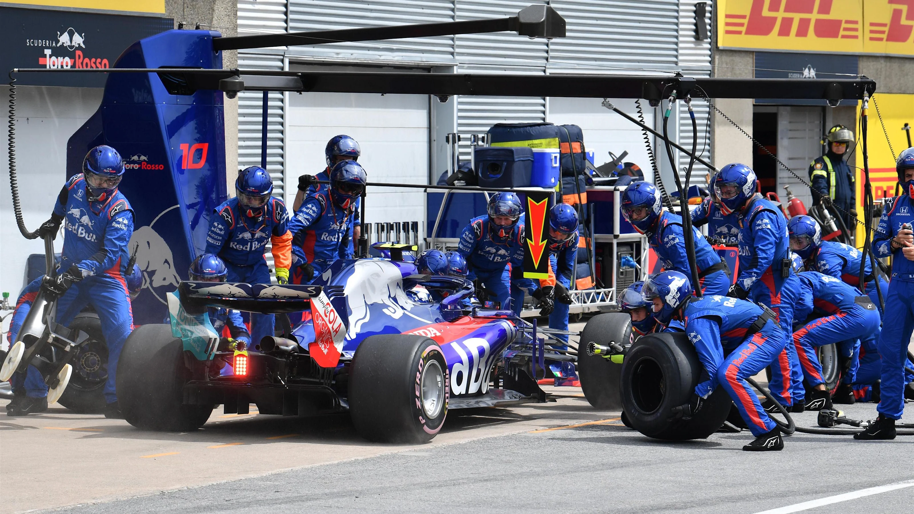 Pierre Gasly (FRA) Scuderia Toro Rosso STR13 pit stop at Formula One World Championship, Rd7,