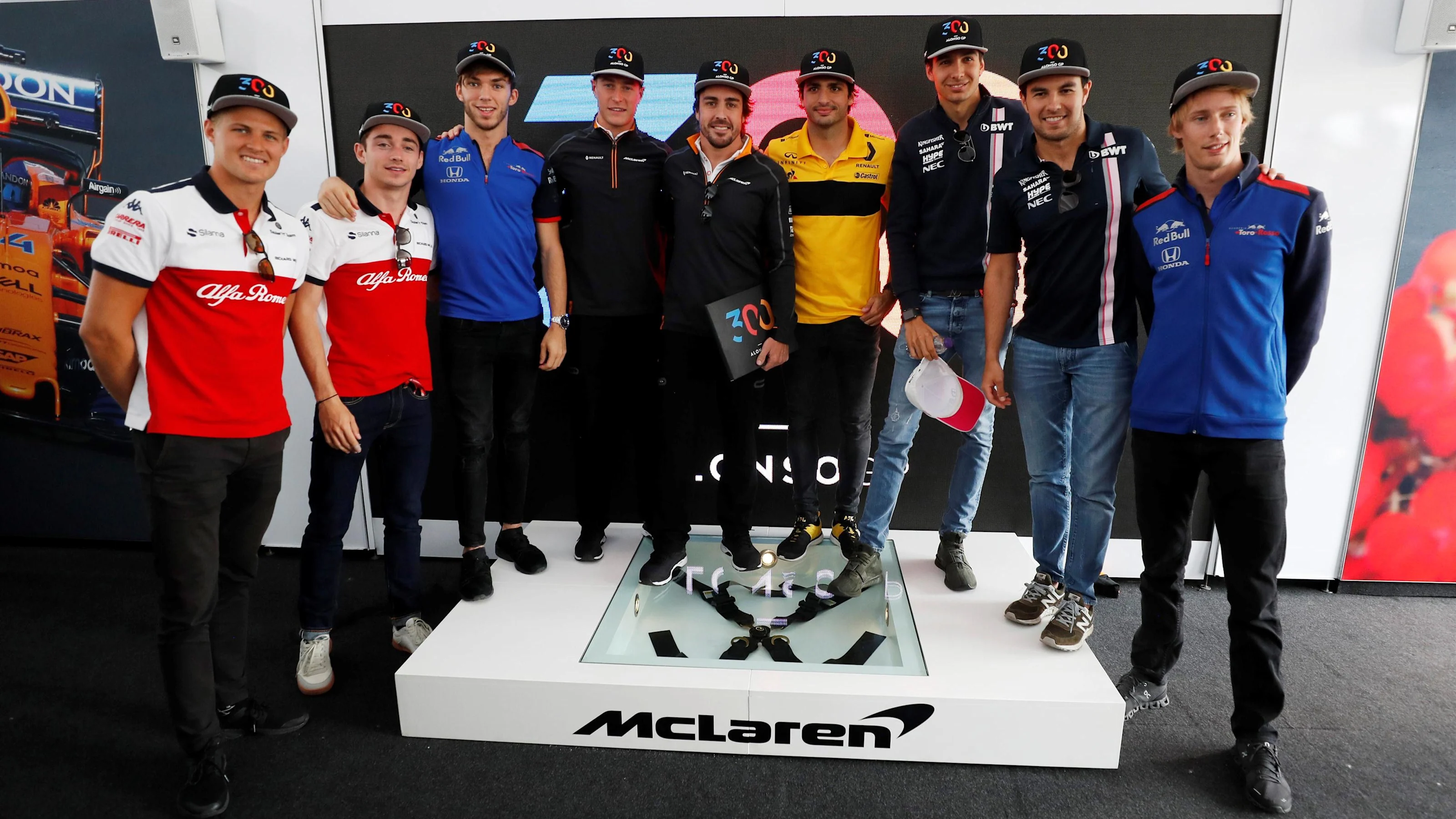 Fernando Alonso (ESP) McLaren celebrates his 300th GP with Marcus Ericsson (SWE) Alfa Romeo Sauber