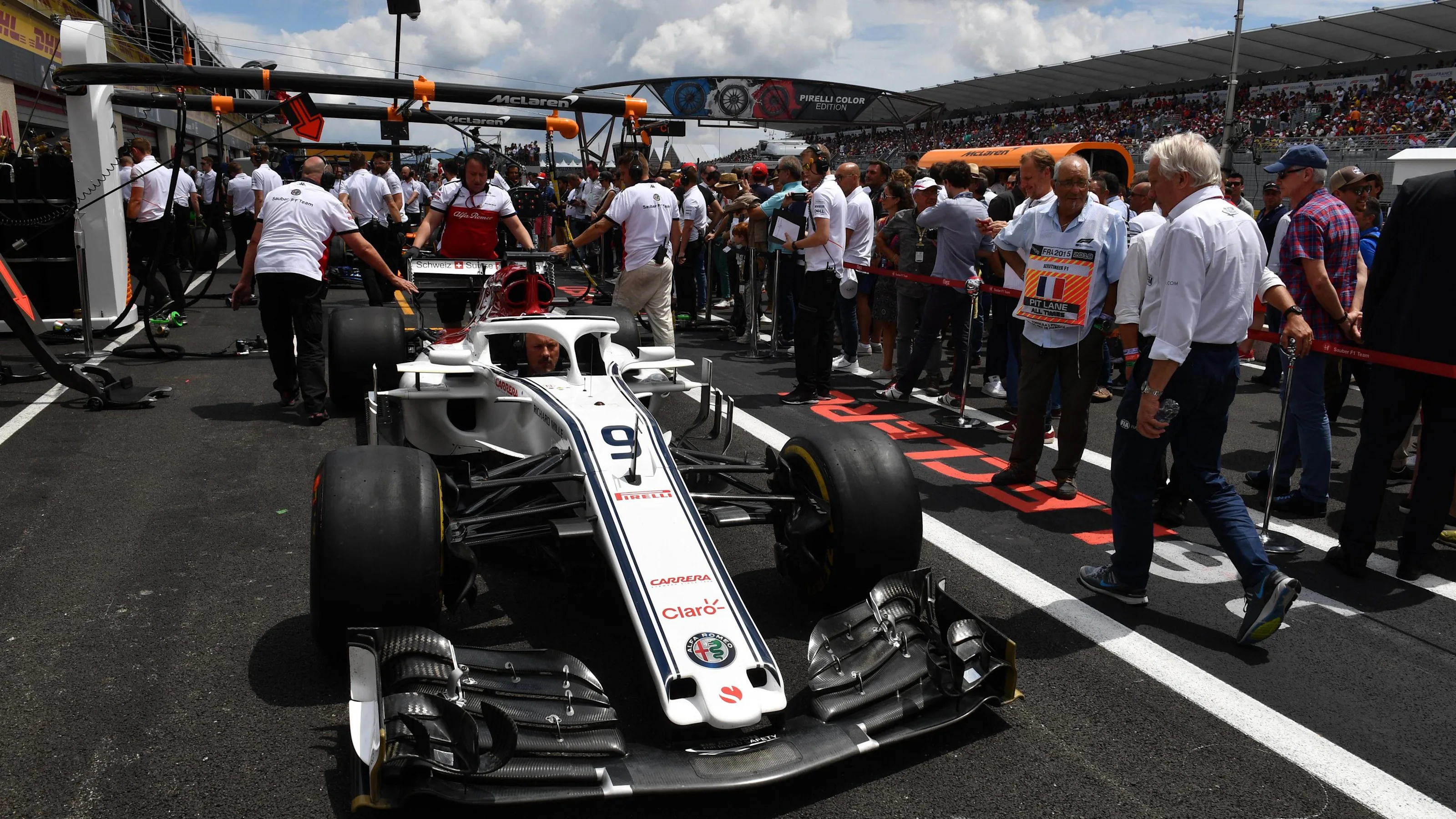 Charlie Whiting (GBR) FIA Delegate looks at Alfa Romeo Sauber F1 Team at Formula One World