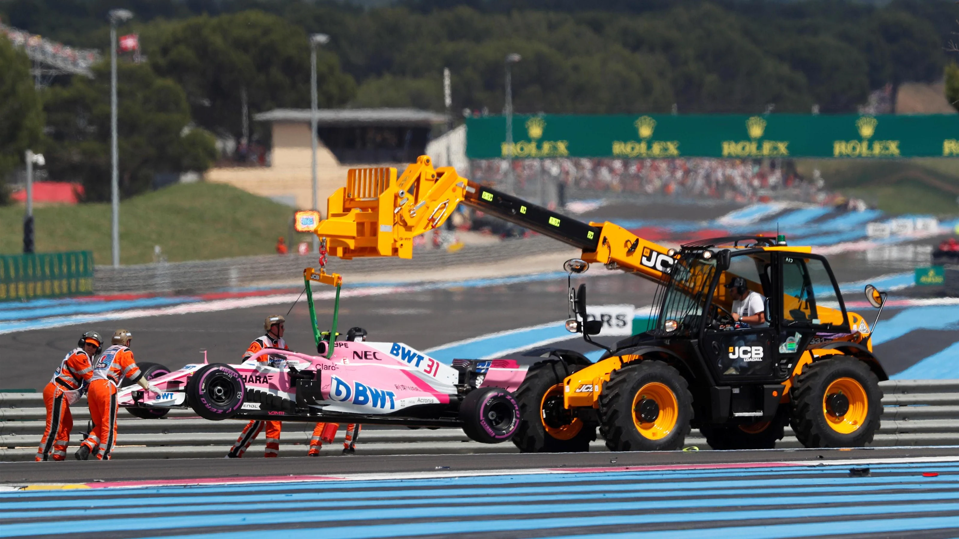 The car of Esteban Ocon (FRA) Force India VJM11 is recovered after crashing on lap one at Formula