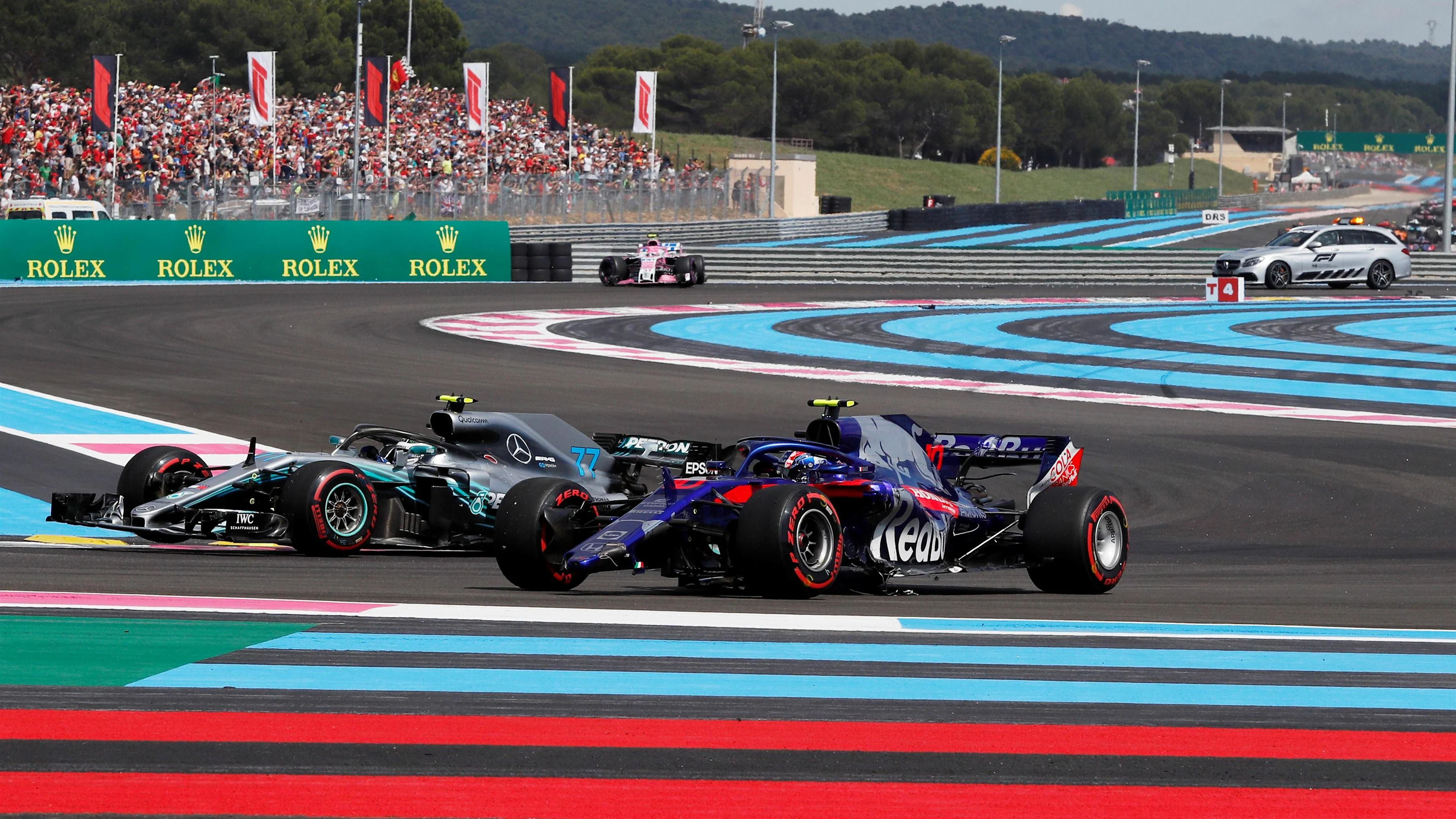 Pierre Gasly (FRA) Scuderia Toro Rosso STR13 and Valtteri Bottas (FIN) Mercedes-AMG F1 W09 EQ
