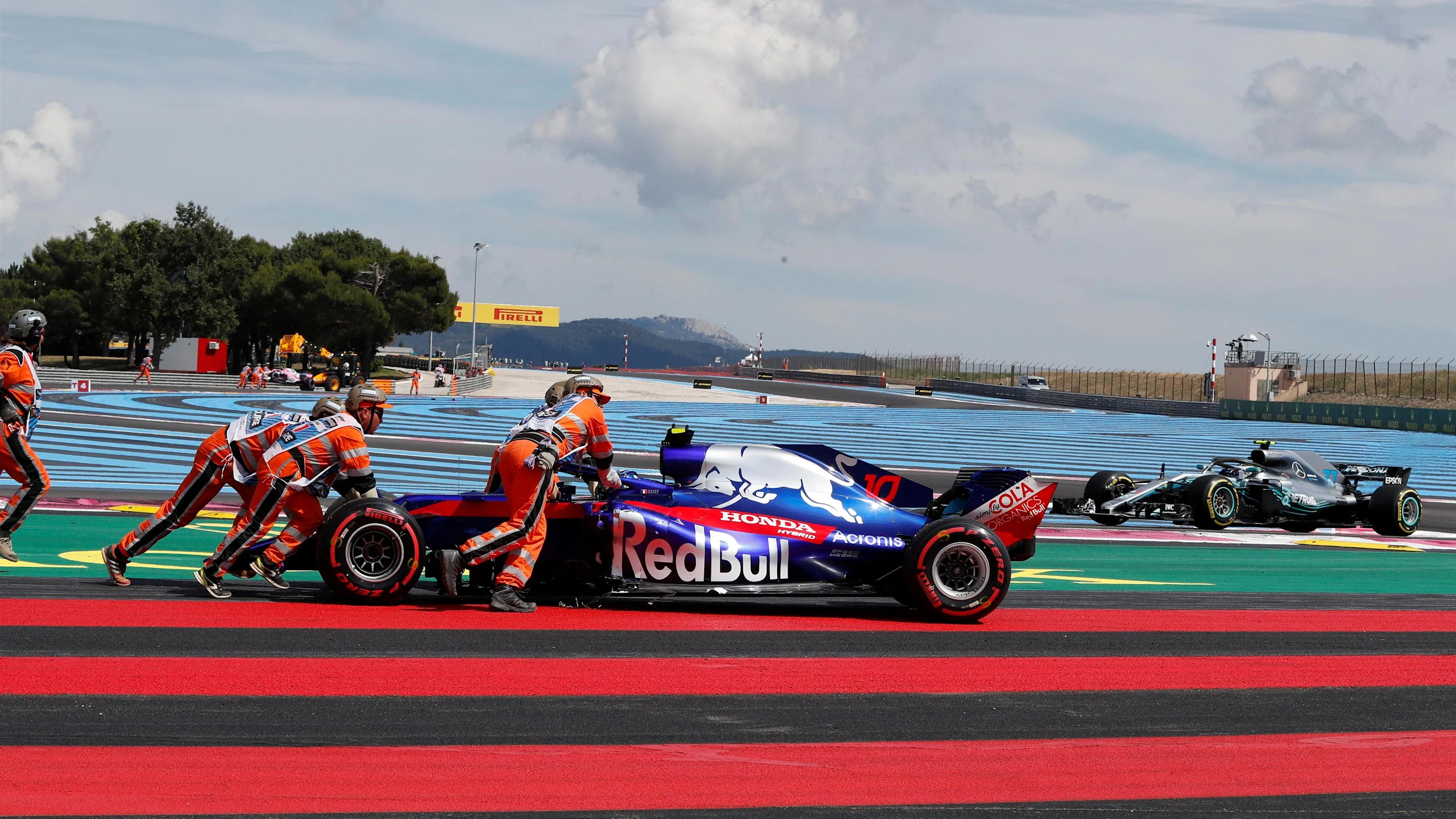 Marshals recover race retiree Pierre Gasly (FRA) Scuderia Toro Rosso STR13 at Formula One World