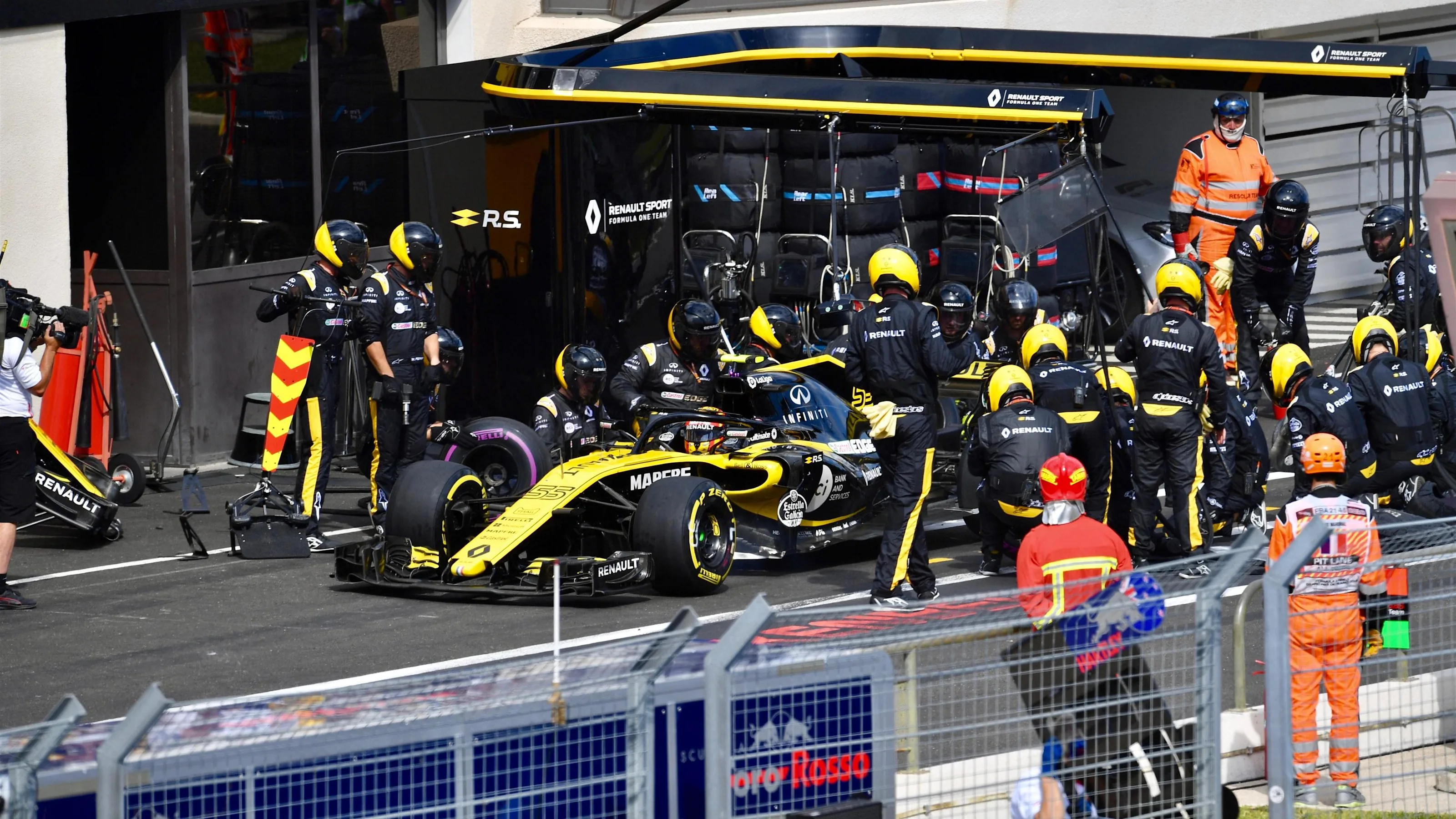 Carlos Sainz jr (ESP) Renault Sport F1 Team RS18 pit stop at Formula One World Championship, Rd8,