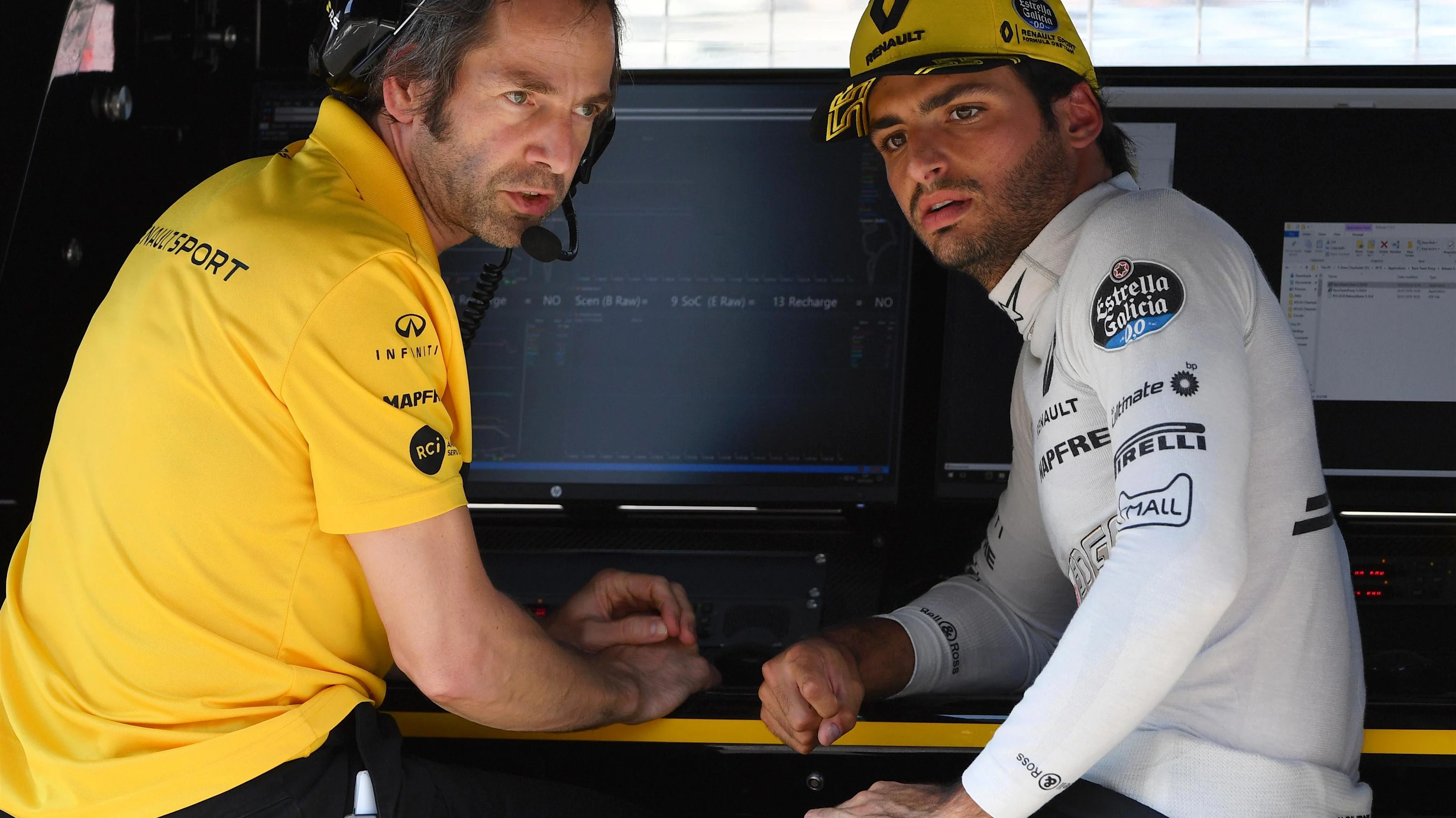 Paul Monaghan (GBR) Renault Sport F1 Team and Carlos Sainz jr (ESP) Renault Sport F1 Team at