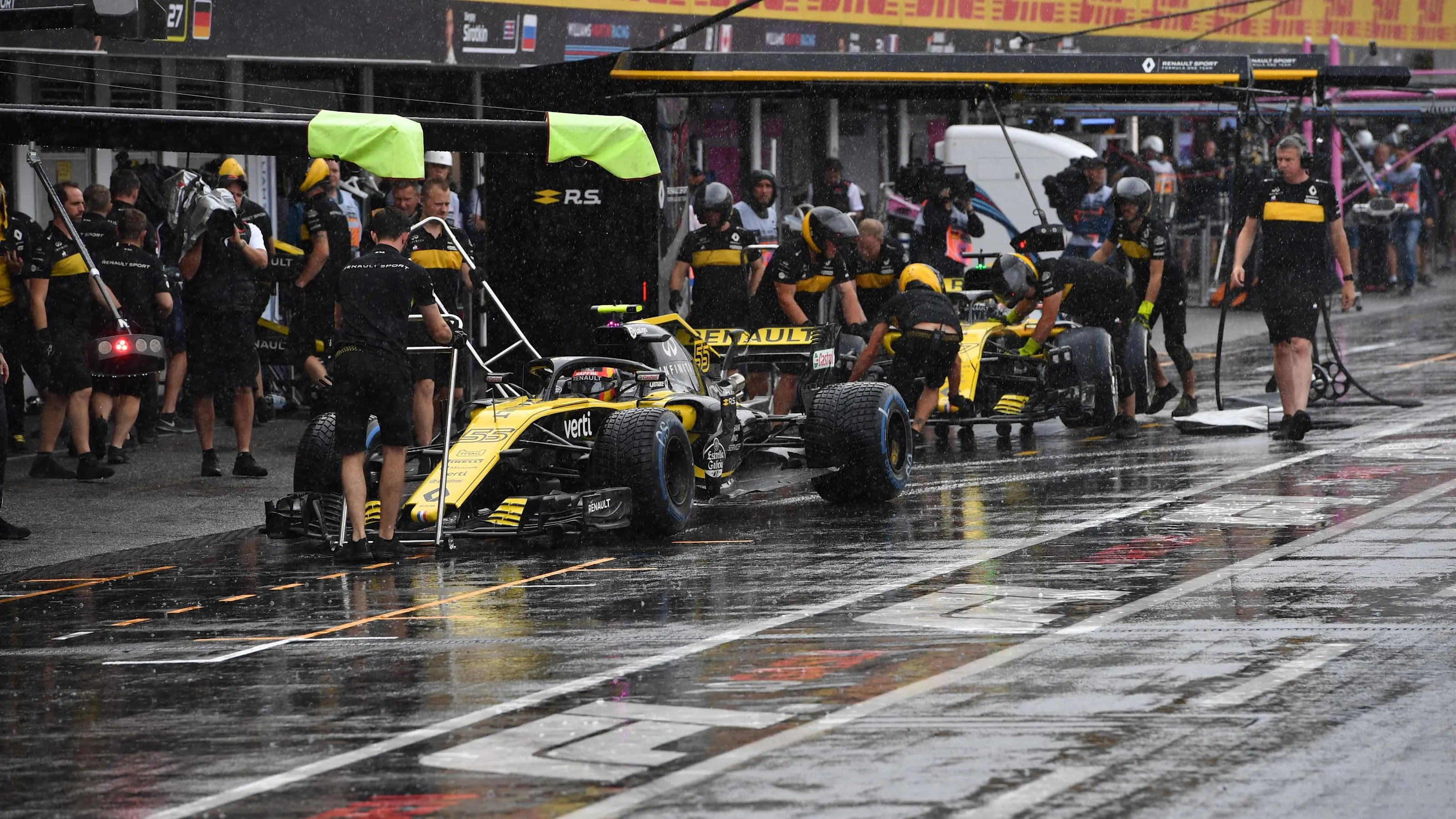 Carlos Sainz jr (ESP) Renault Sport F1 Team RS18 and Nico Hulkenberg (GER) Renault Sport F1 Team
