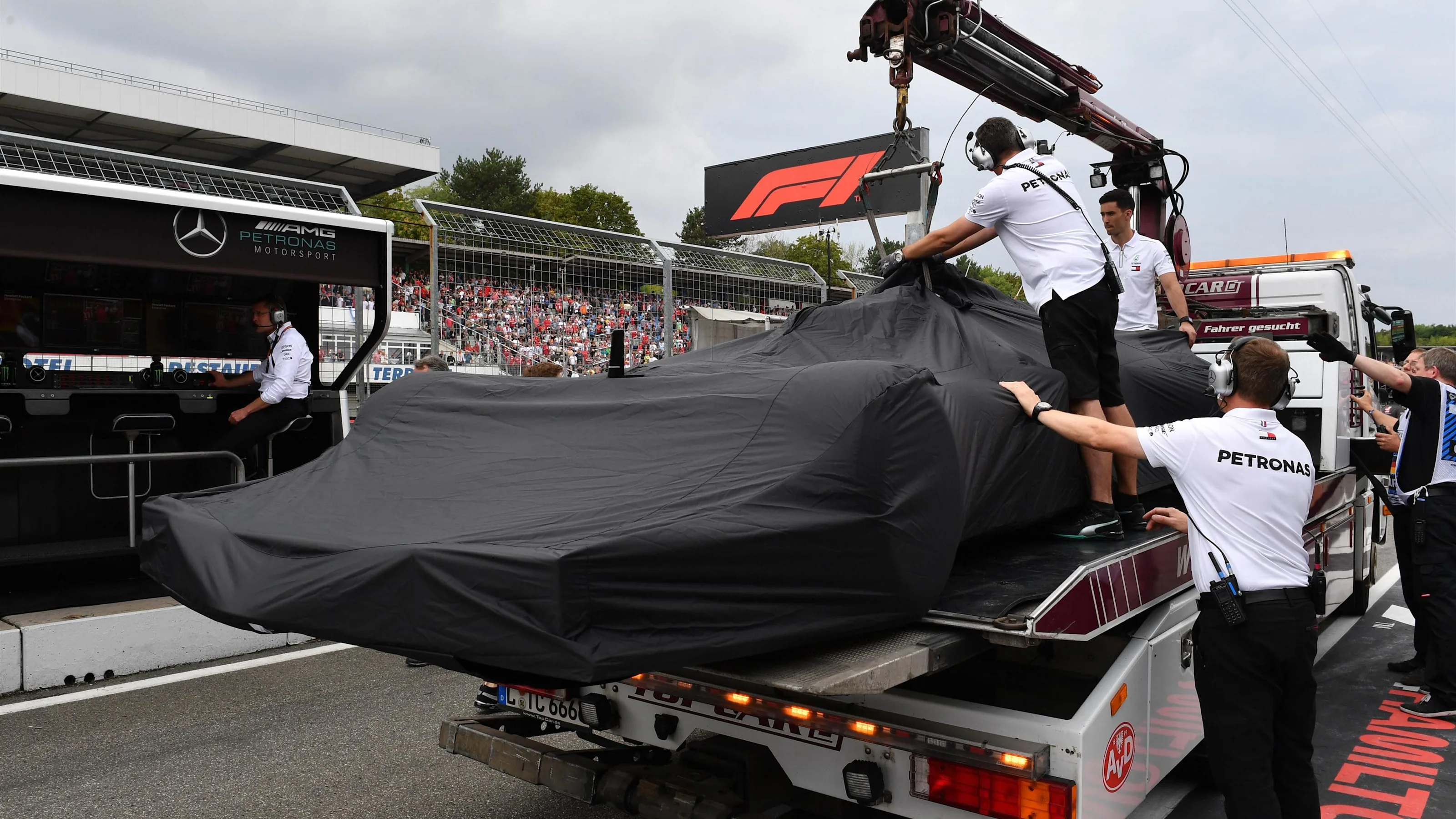 The car of Lewis Hamilton (GBR) Mercedes-AMG F1 W09 EQ Power+ is recovered to the pits after