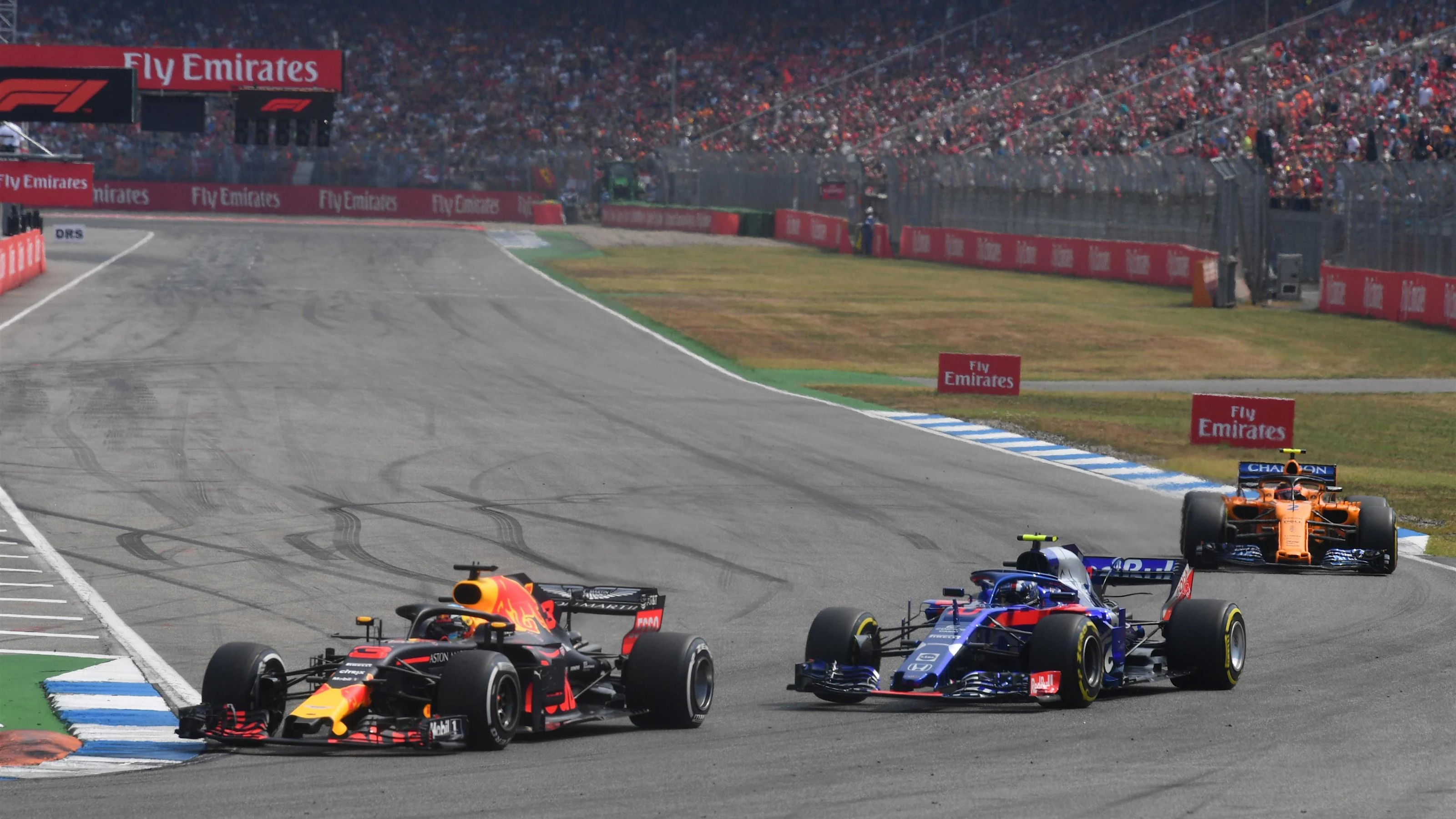 Daniel Ricciardo (AUS) Red Bull Racing RB14 and Pierre Gasly (FRA) Scuderia Toro Rosso STR13 at