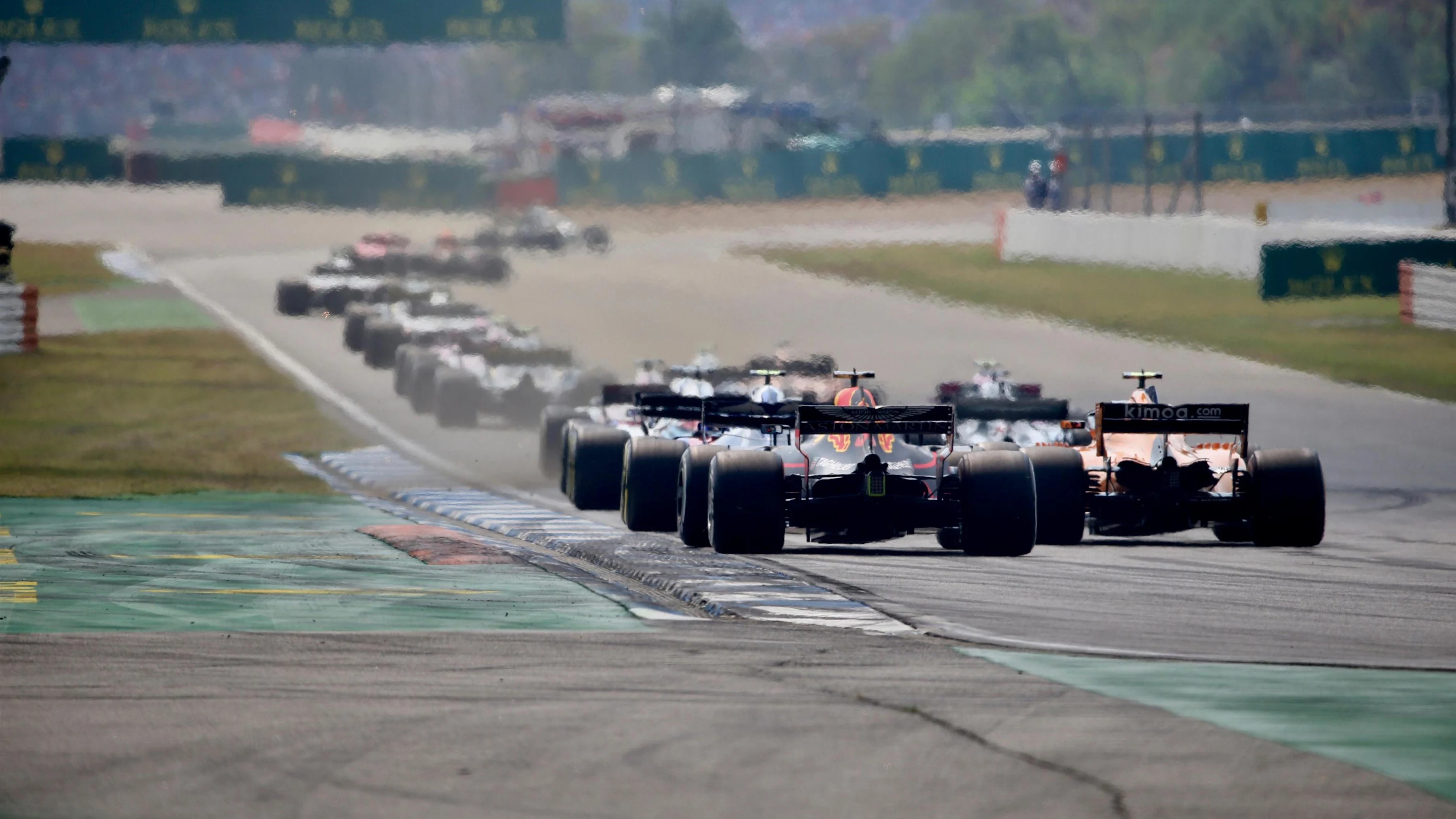 Daniel Ricciardo (AUS) Red Bull Racing RB14 and Stoffel Vandoorne (BEL) McLaren MCL33 on lap one 