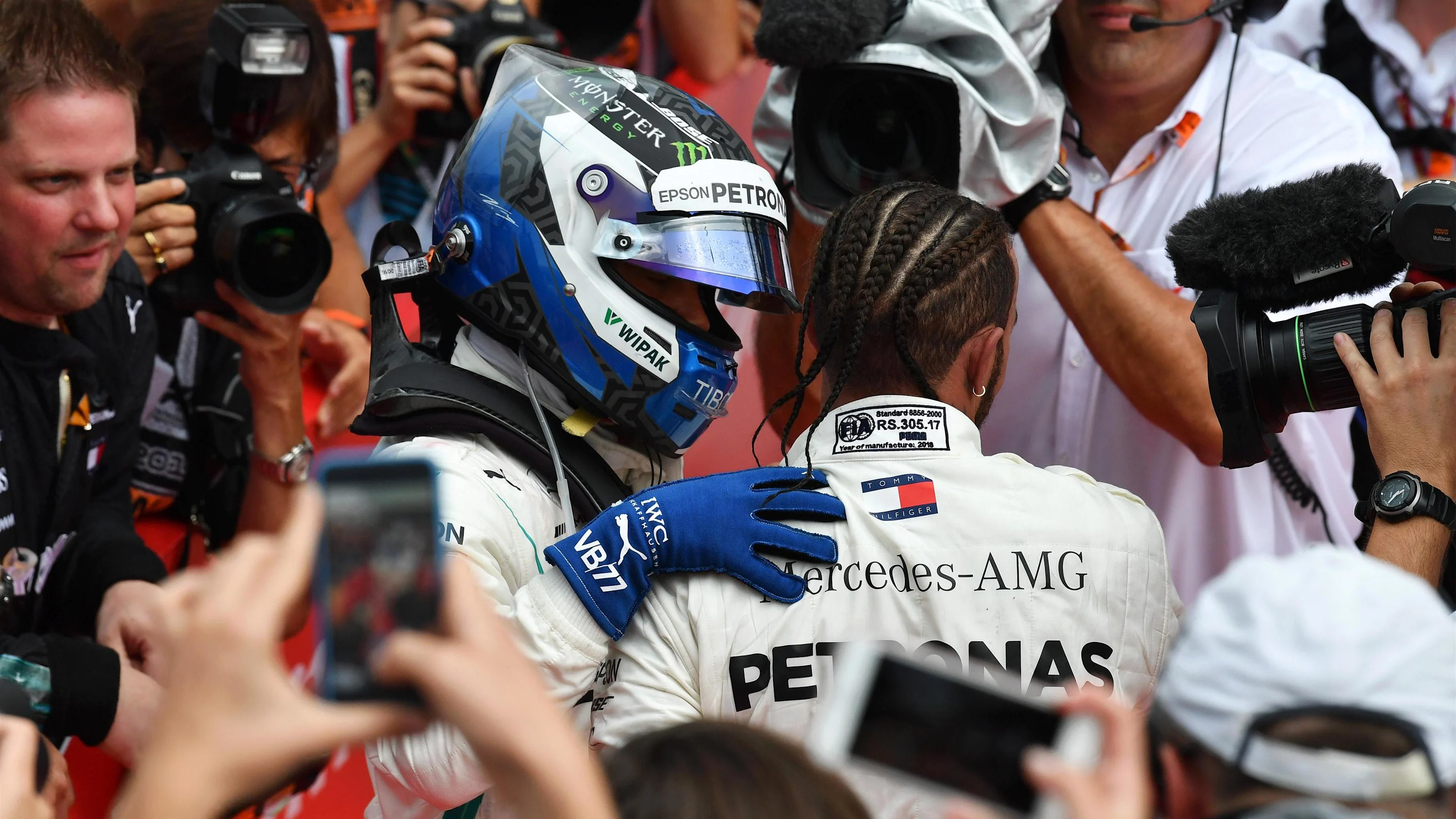 Race winner Lewis Hamilton (GBR) Mercedes-AMG F1 celebrates in parc ferme with Valtteri Bottas