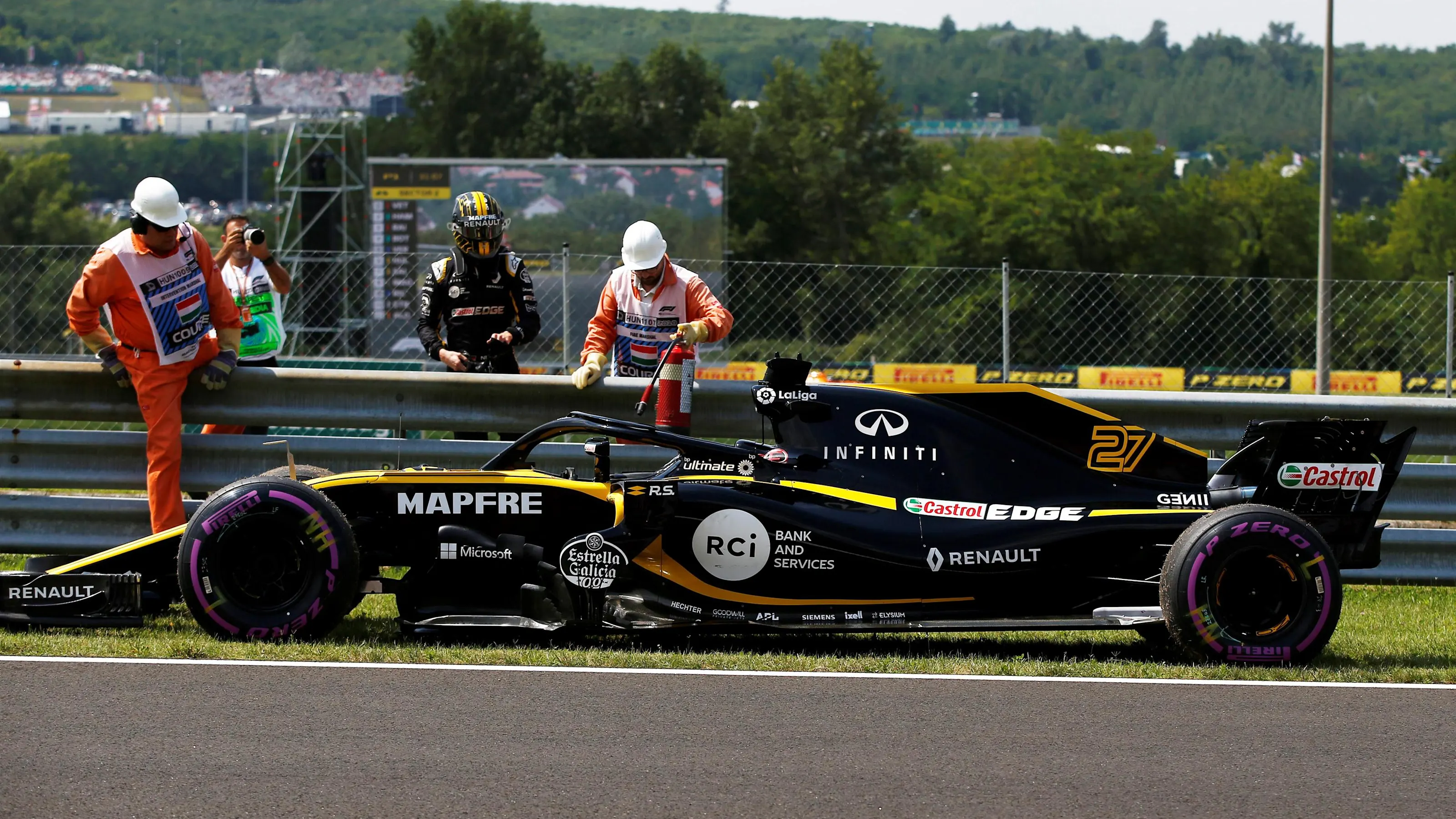 Nico Hulkenberg (GER) Renault Sport F1 Team RS18 stopped on track in FP1 Formula One World