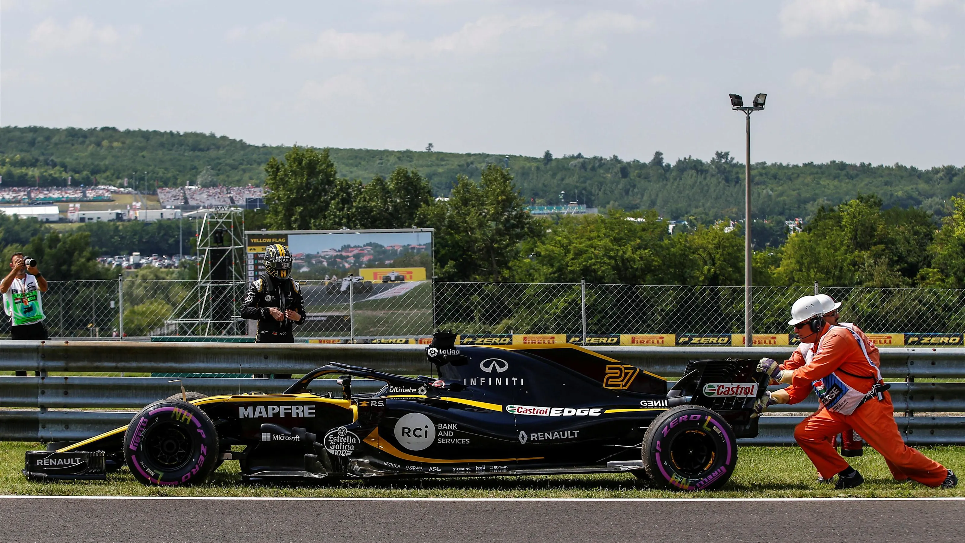 Nico Hulkenberg (GER) Renault Sport F1 Team RS18 stopped on track in FP1 at Formula One World