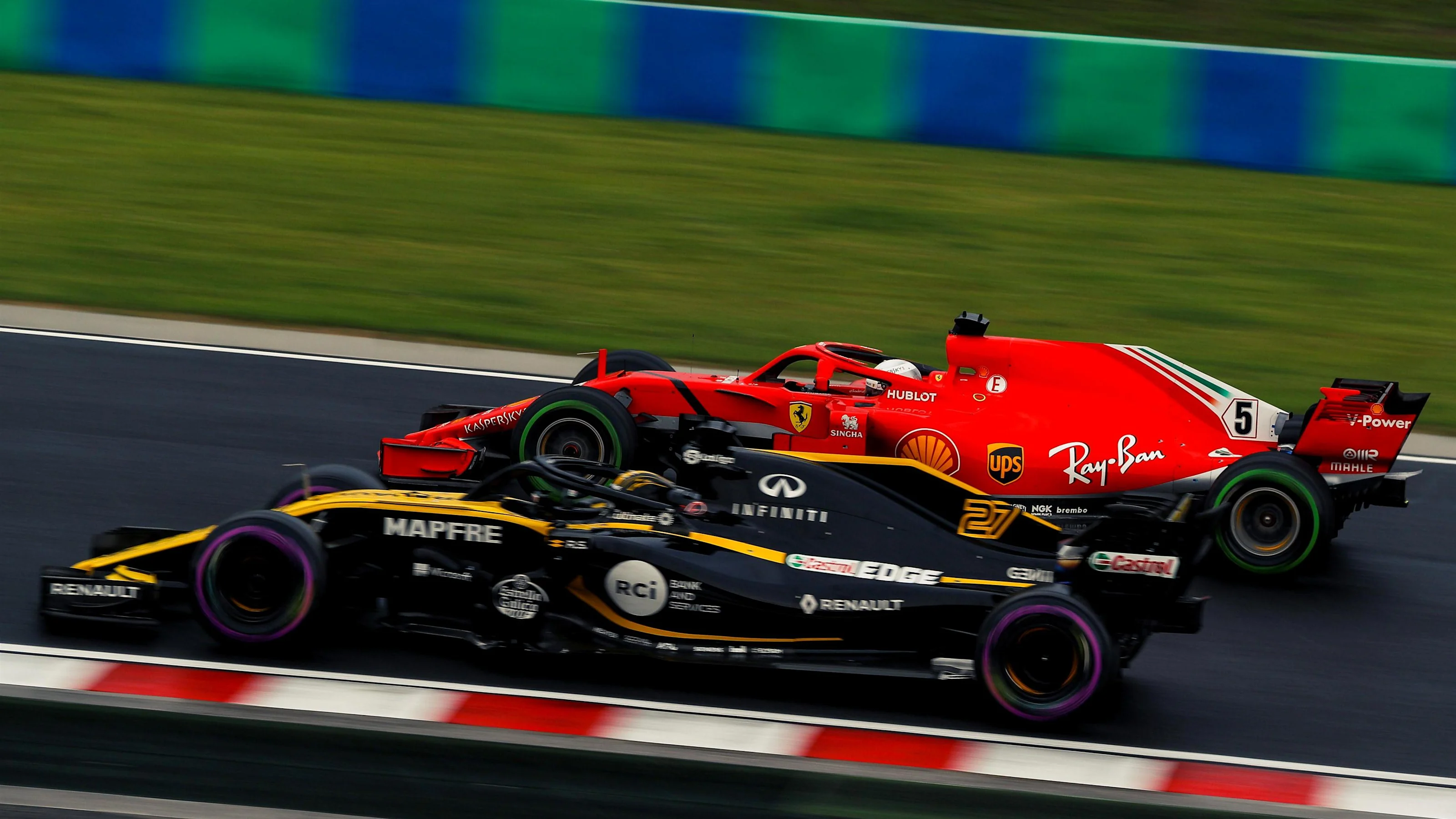 Nico Hulkenberg (GER) Renault Sport F1 Team RS18 and Sebastian Vettel (GER) Ferrari SF-71H at