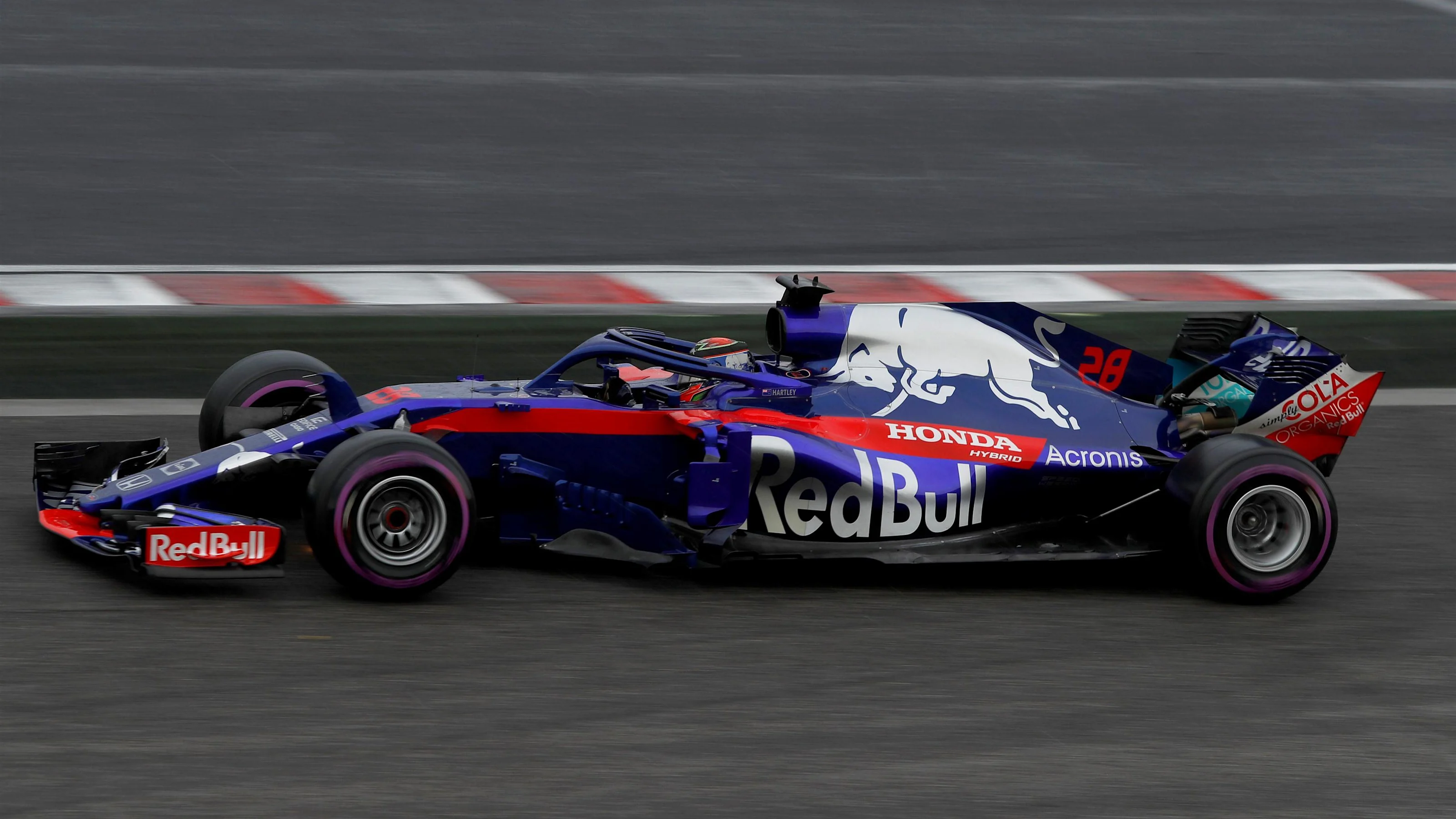 Brendon Hartley (NZL) Scuderia Toro Rosso STR13 runs wide at Formula One World Championship, Rd12,
