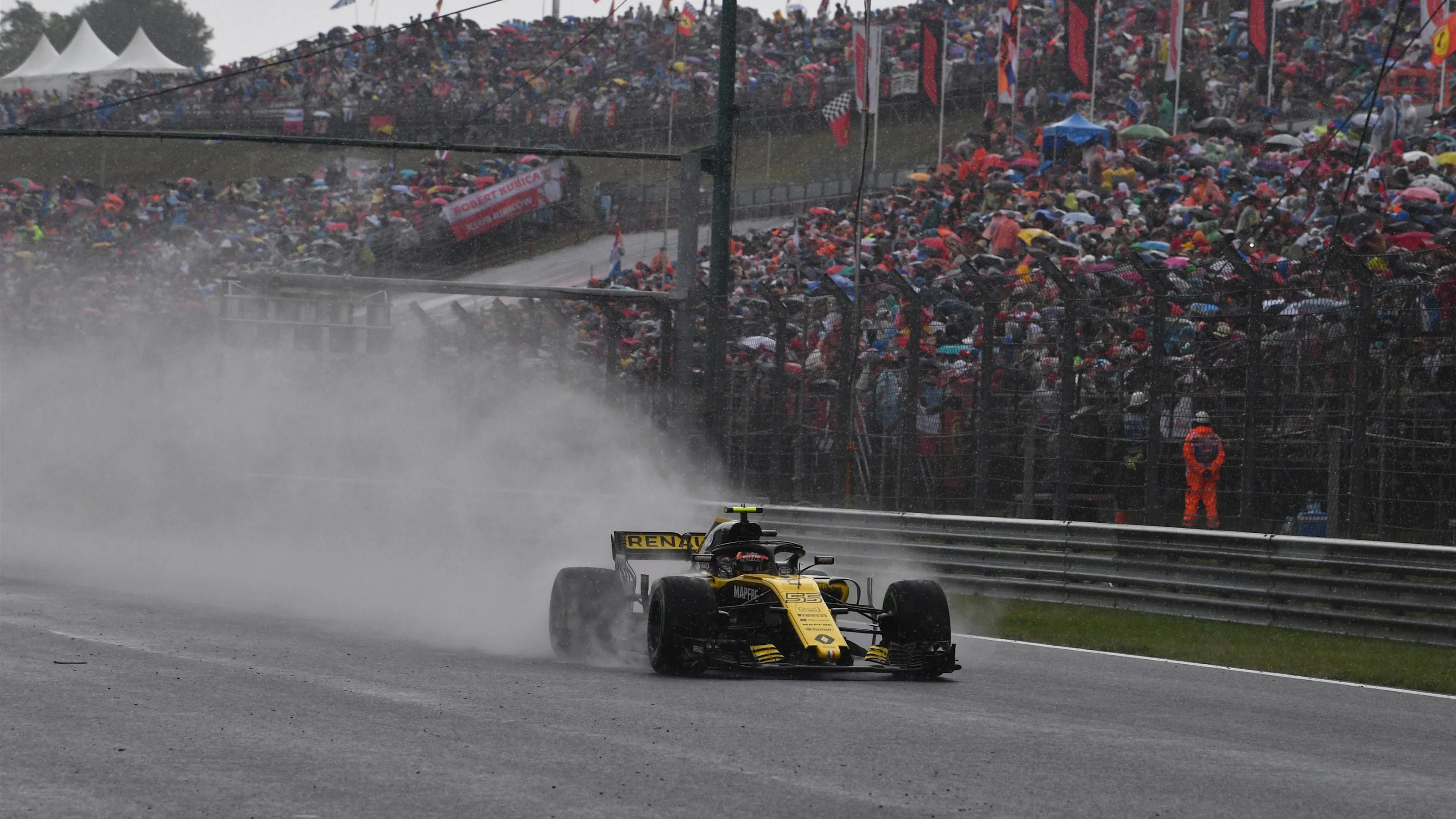 Carlos Sainz jr (ESP) Renault Sport F1 Team RS18 at Formula One World Championship, Rd12, Hungarian