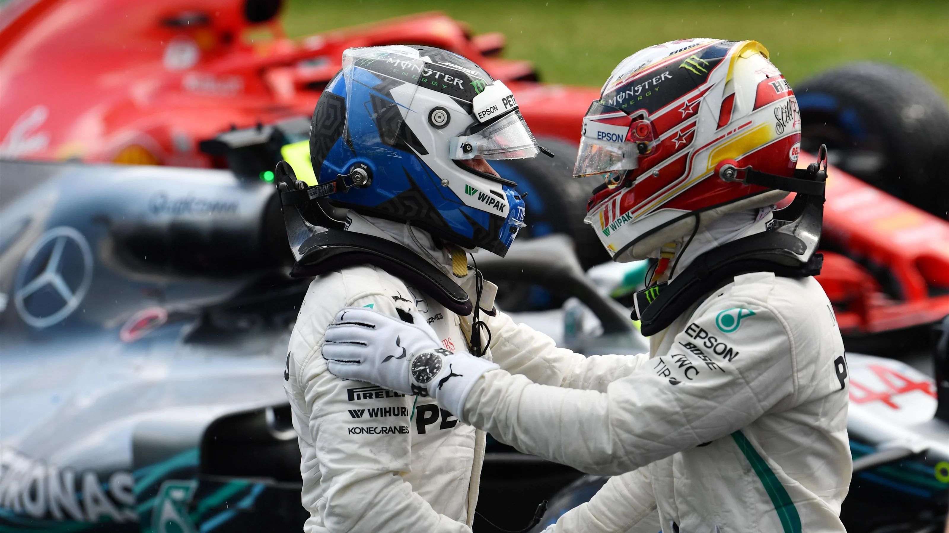 Valtteri Bottas (FIN) Mercedes-AMG F1 and Lewis Hamilton (GBR) Mercedes-AMG F1 celebrate in parc