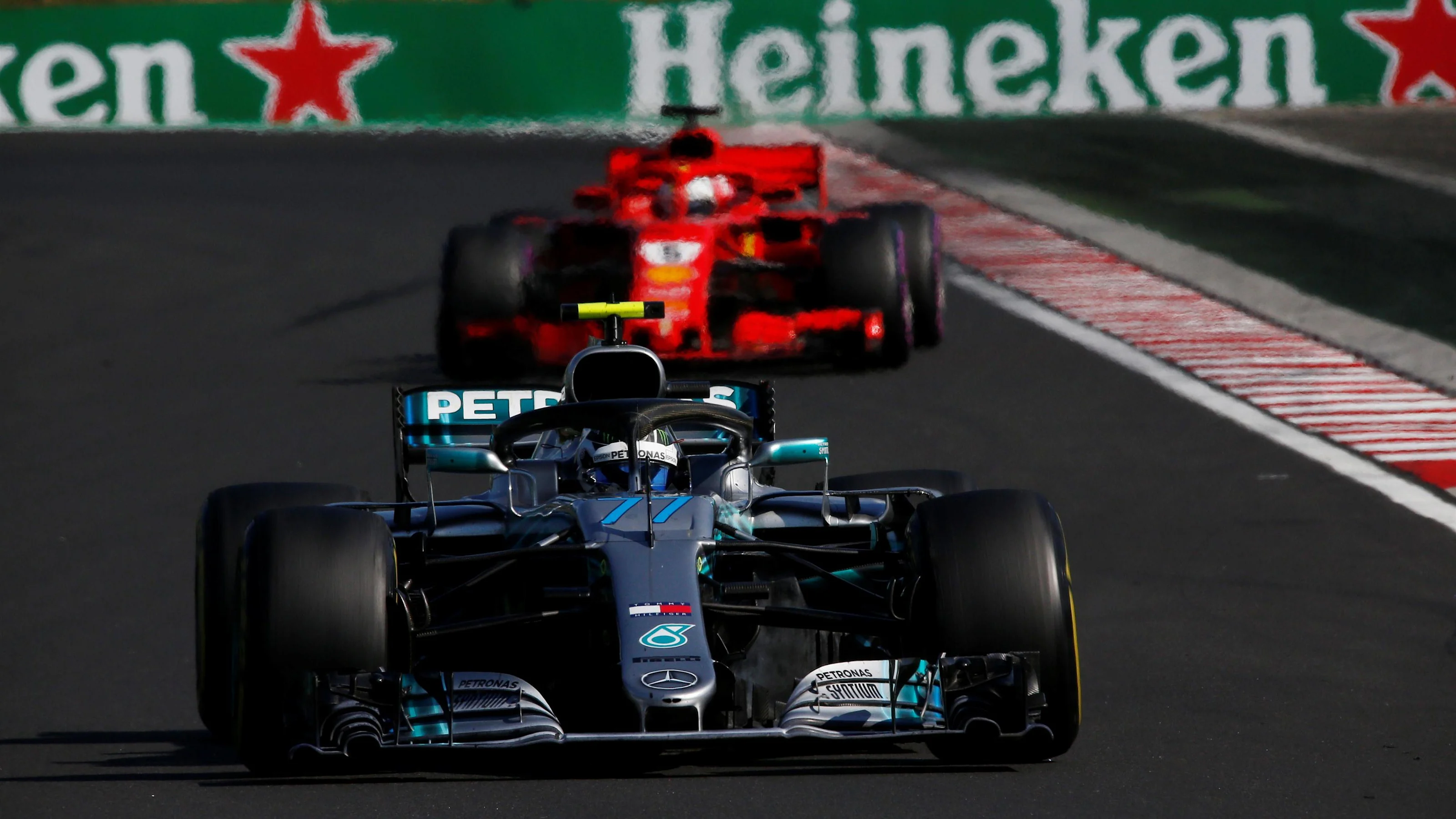 Valtteri Bottas (FIN) Mercedes-AMG F1 W09 EQ Power+ leads Sebastian Vettel (GER) Ferrari SF-71H at