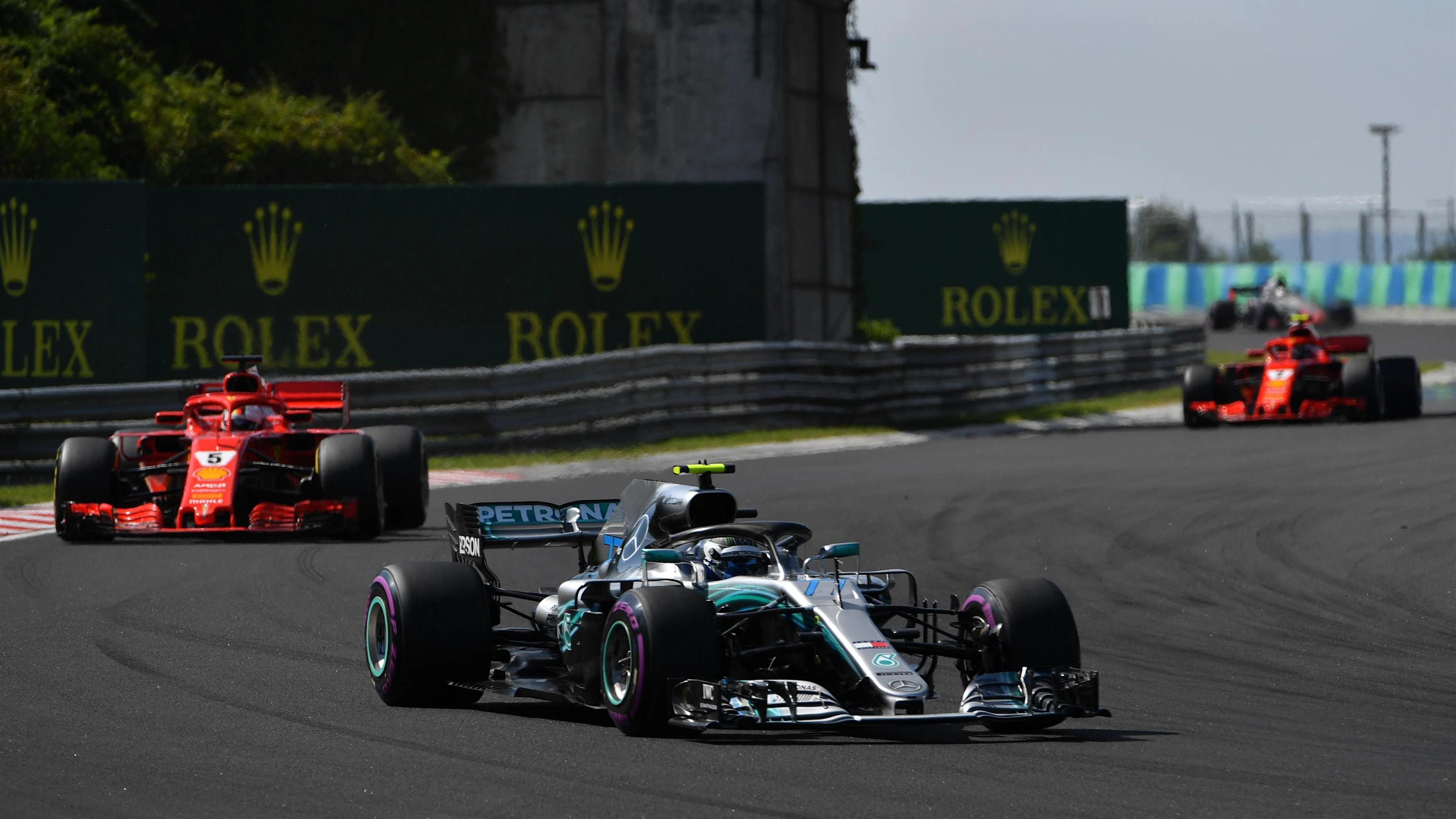 Valtteri Bottas (FIN) Mercedes-AMG F1 W09 EQ Power+ leads Sebastian Vettel (GER) Ferrari SF-71H at